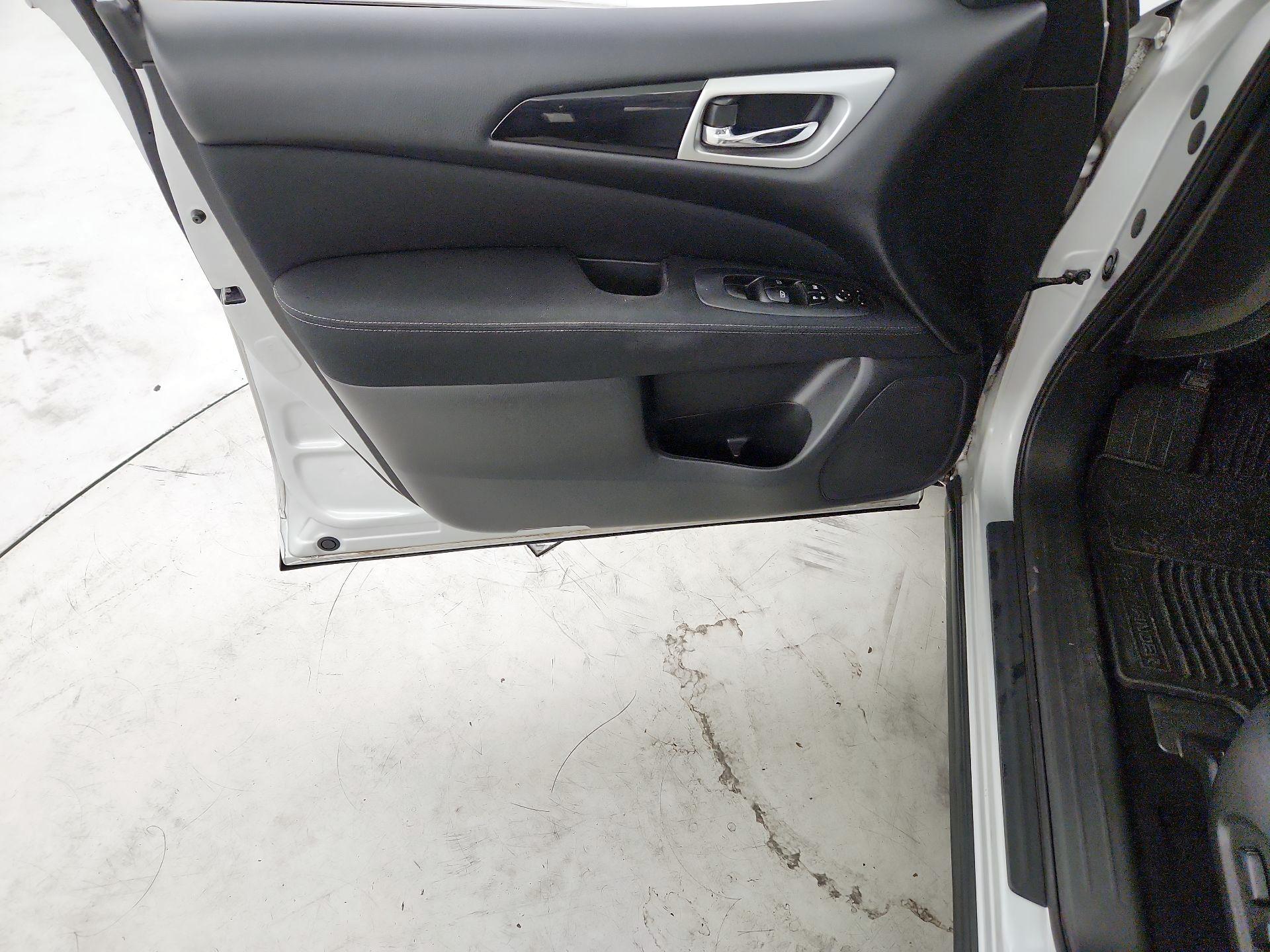 Thumbnail: 2017 Nissan Pathfinder - 12