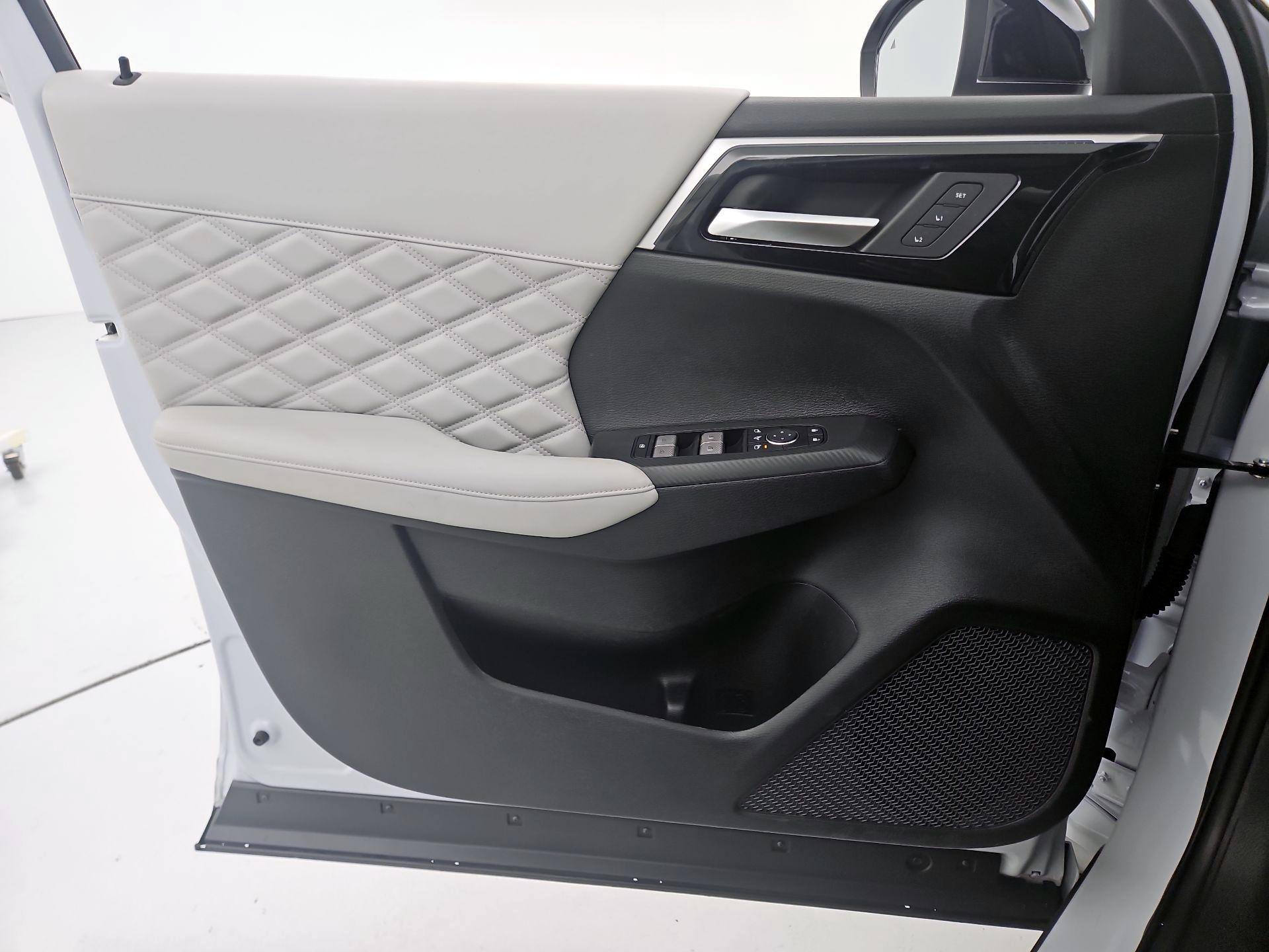 Thumbnail: 2024 Mitsubishi Outlander - 12
