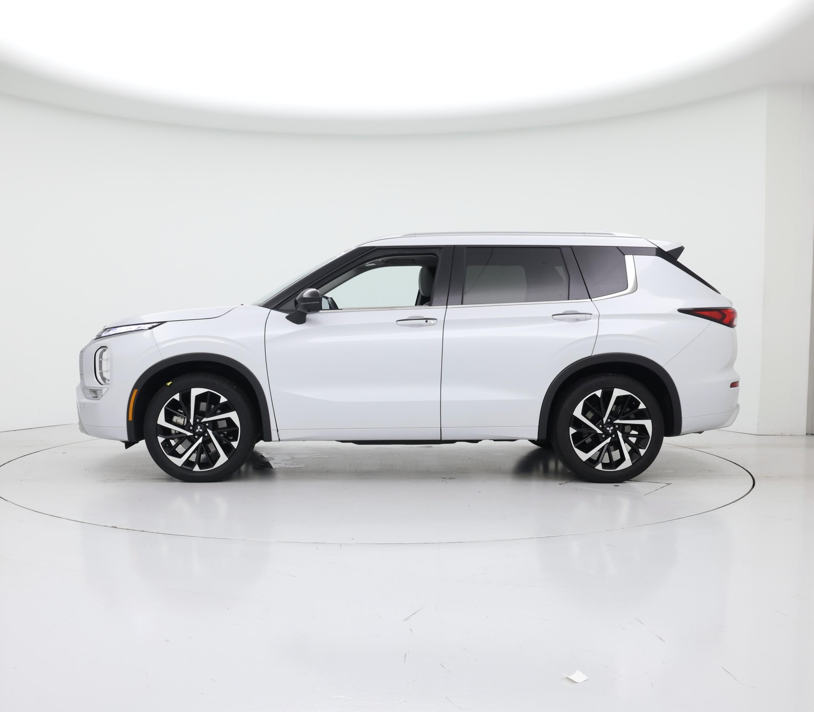 Thumbnail: 2024 Mitsubishi Outlander - 3