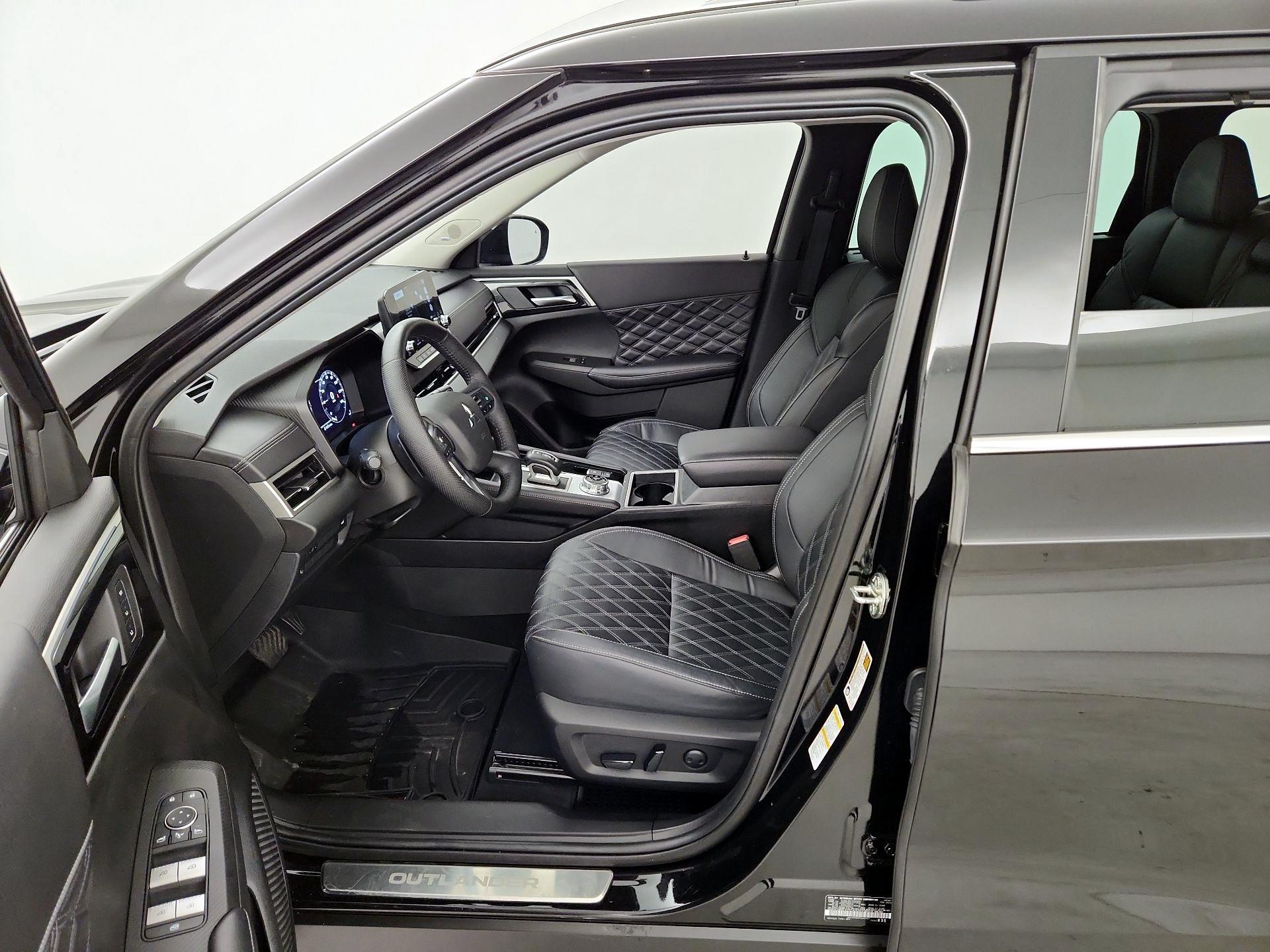 Thumbnail: 2023 Mitsubishi Outlander - 11
