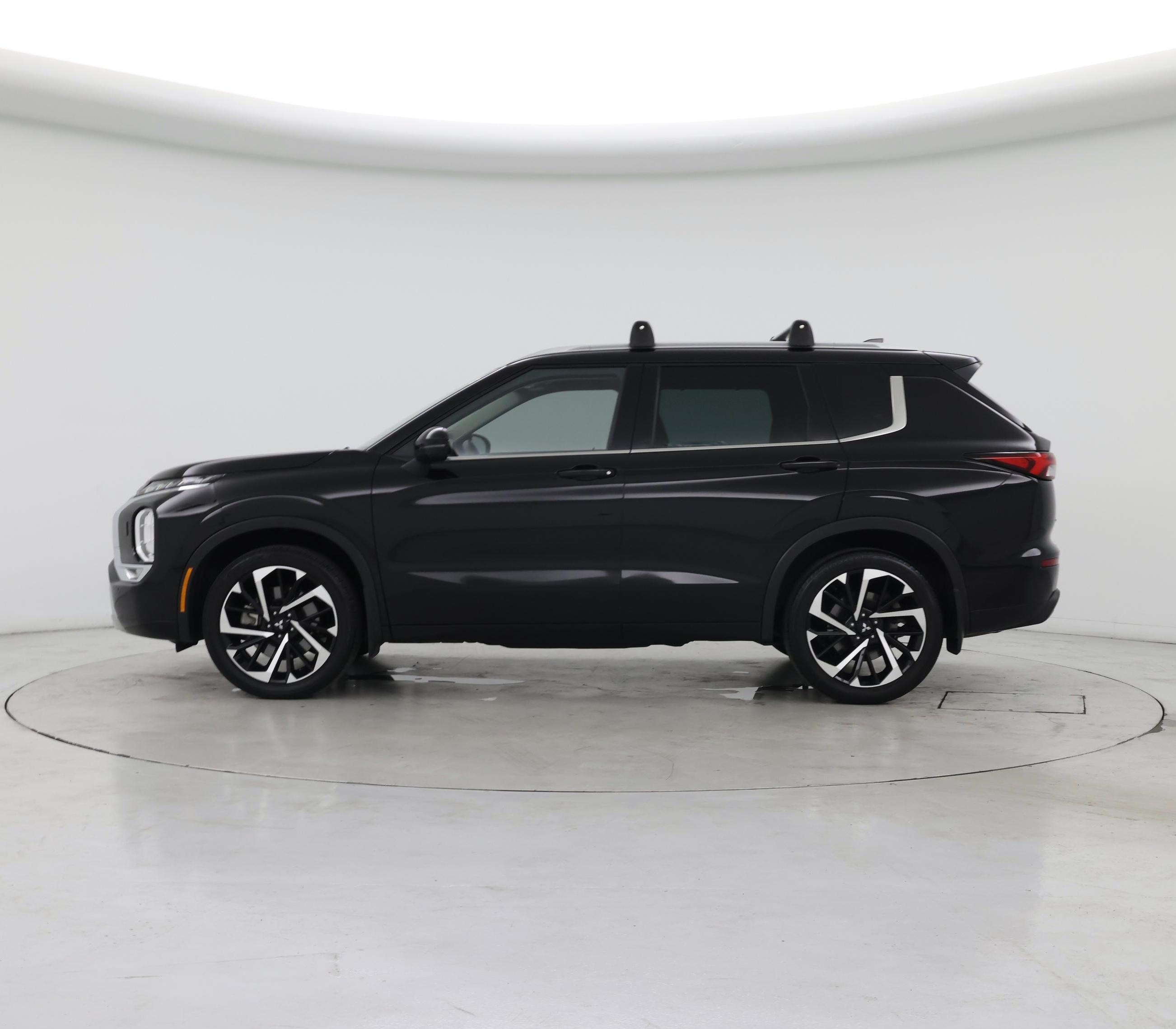 Thumbnail: 2023 Mitsubishi Outlander - 3