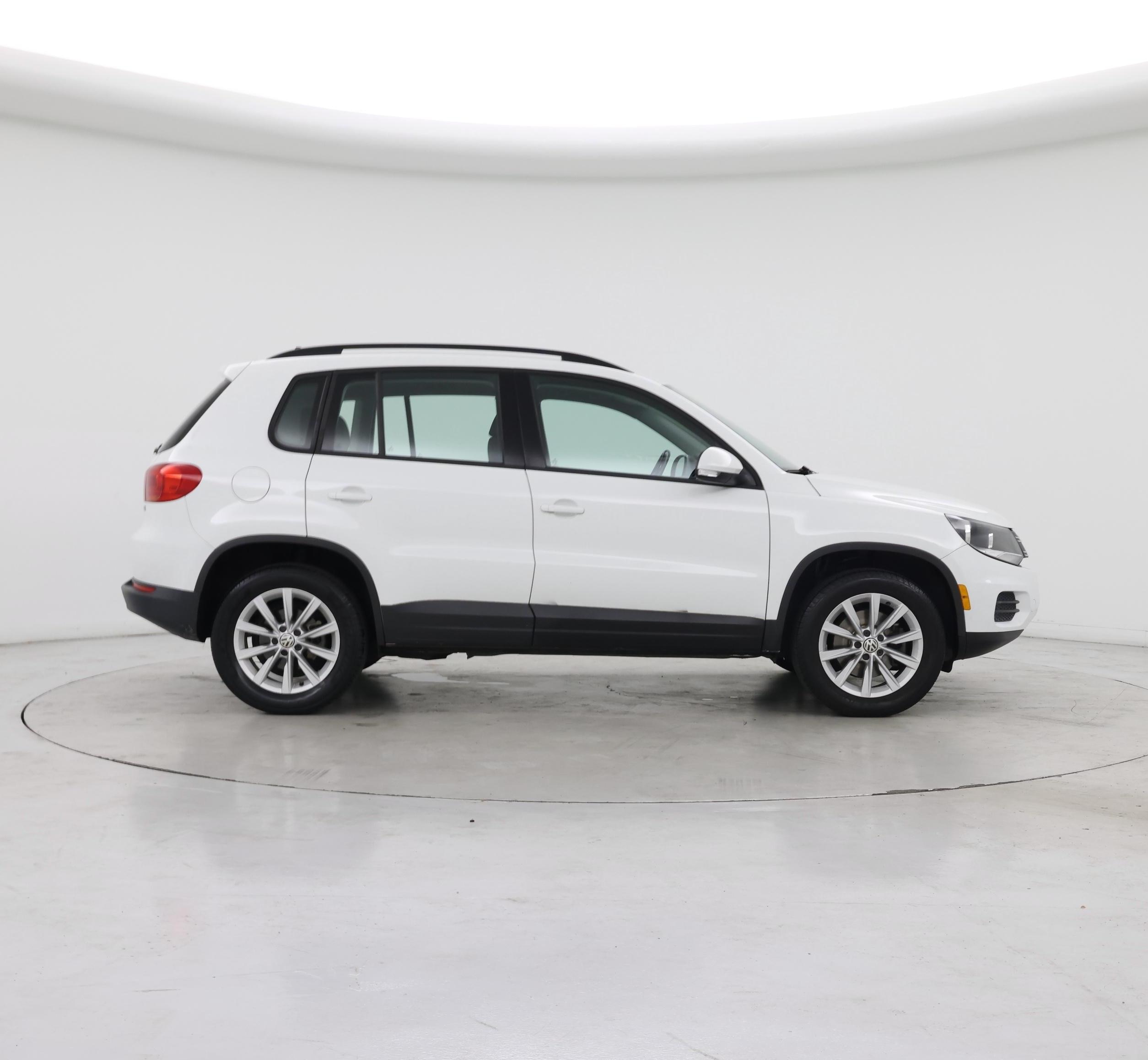 Thumbnail: 2017 Volkswagen Tiguan - 7
