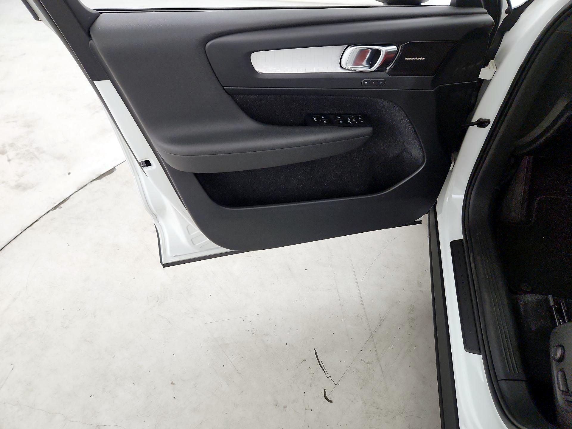 Thumbnail: 2019 Volvo XC40 - 12