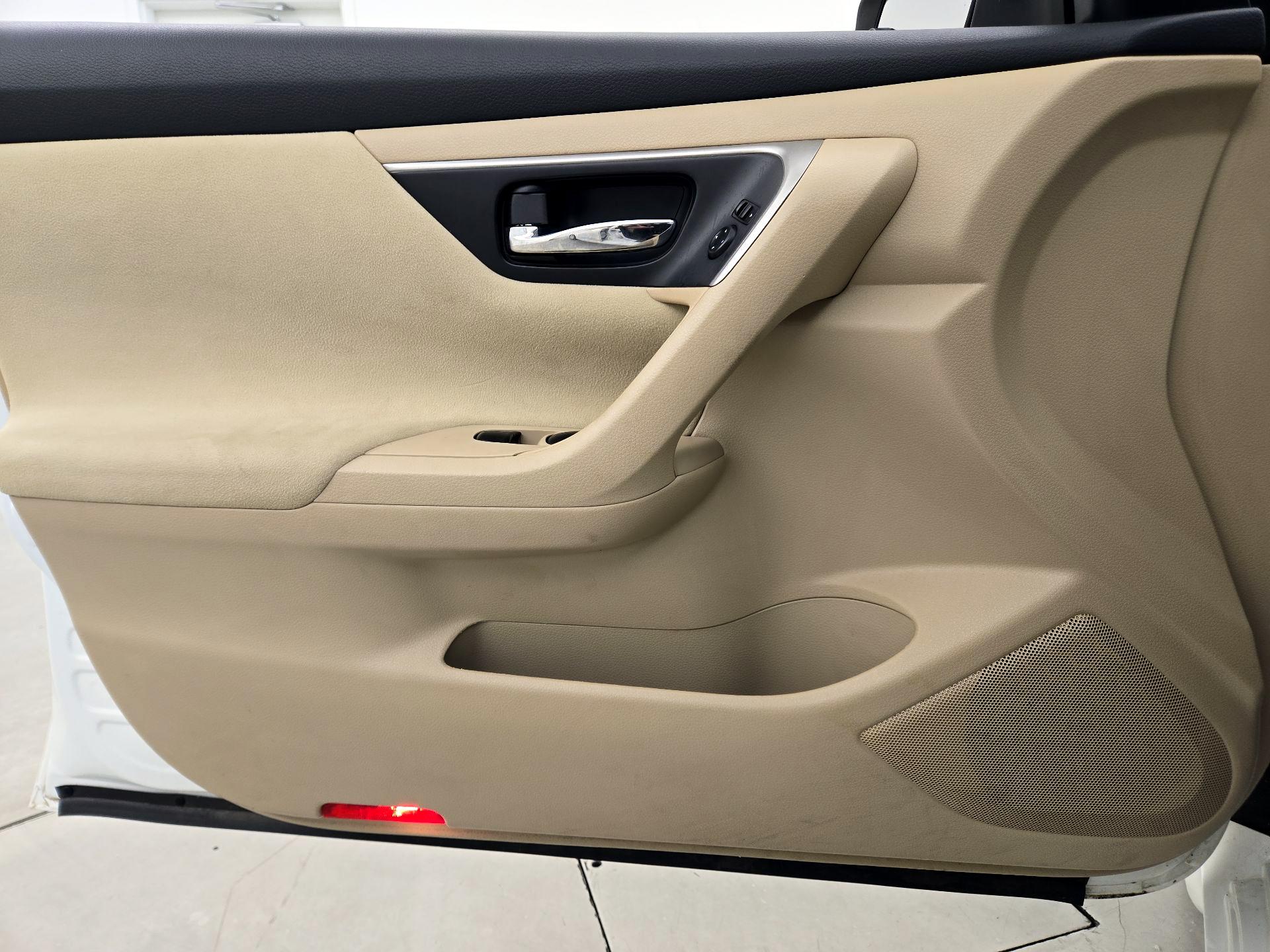 Thumbnail: 2015 Nissan Altima - 12