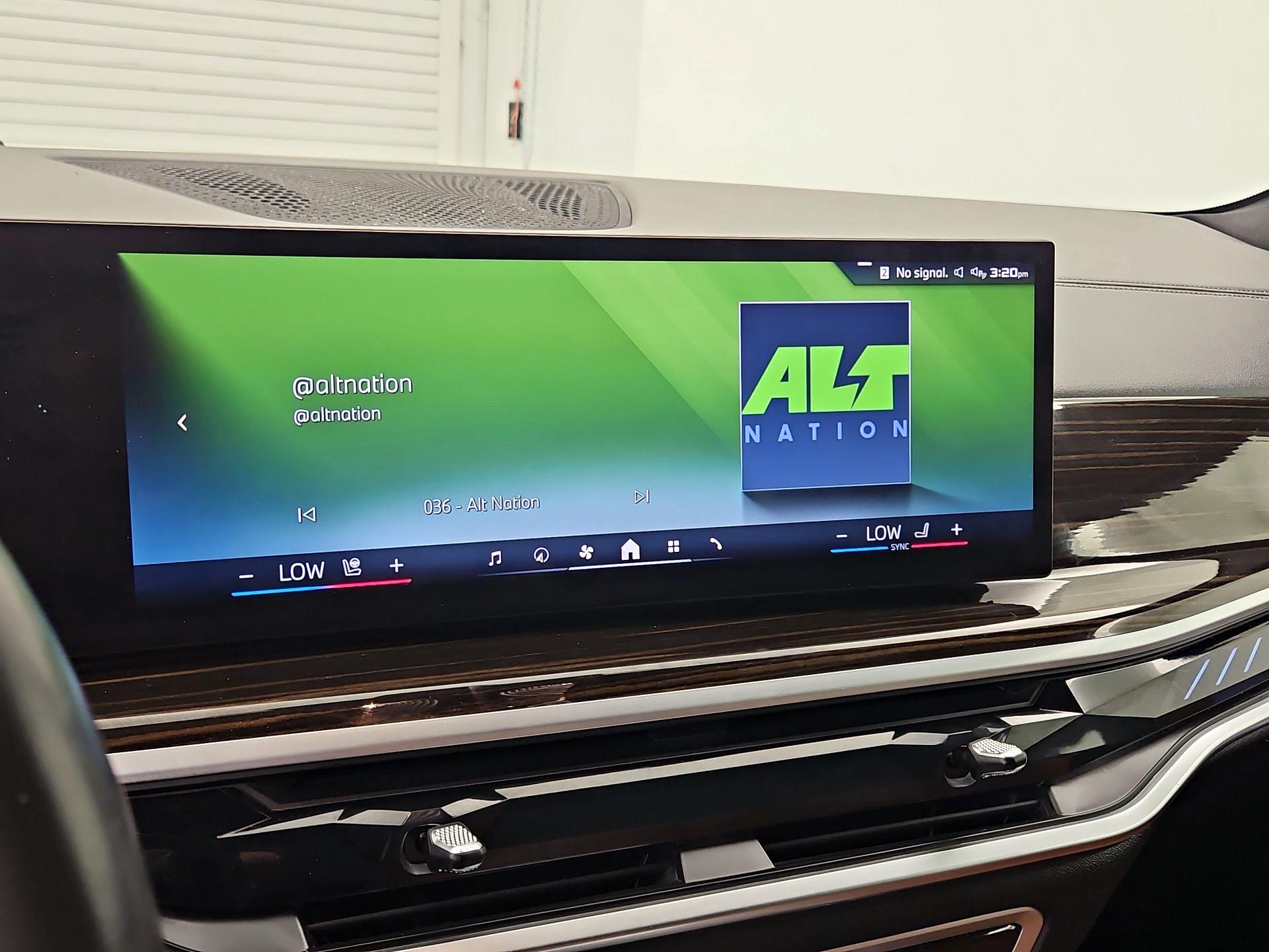 Thumbnail: 2025 BMW X7 - 16