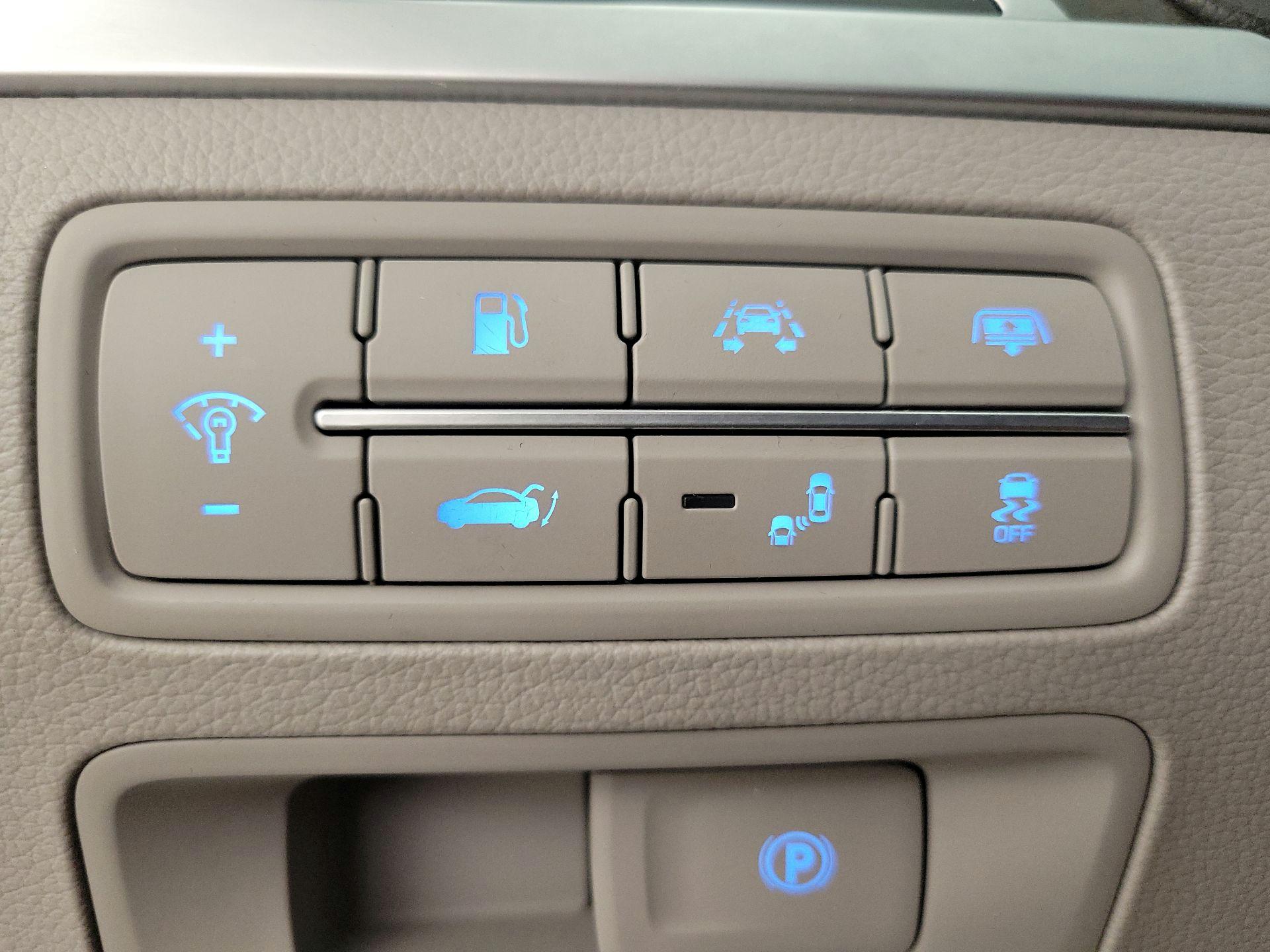 Thumbnail: 2015 Hyundai Genesis - 13