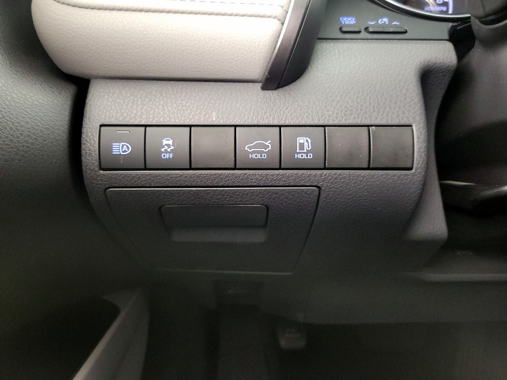 Thumbnail: 2019 Toyota Camry - 13