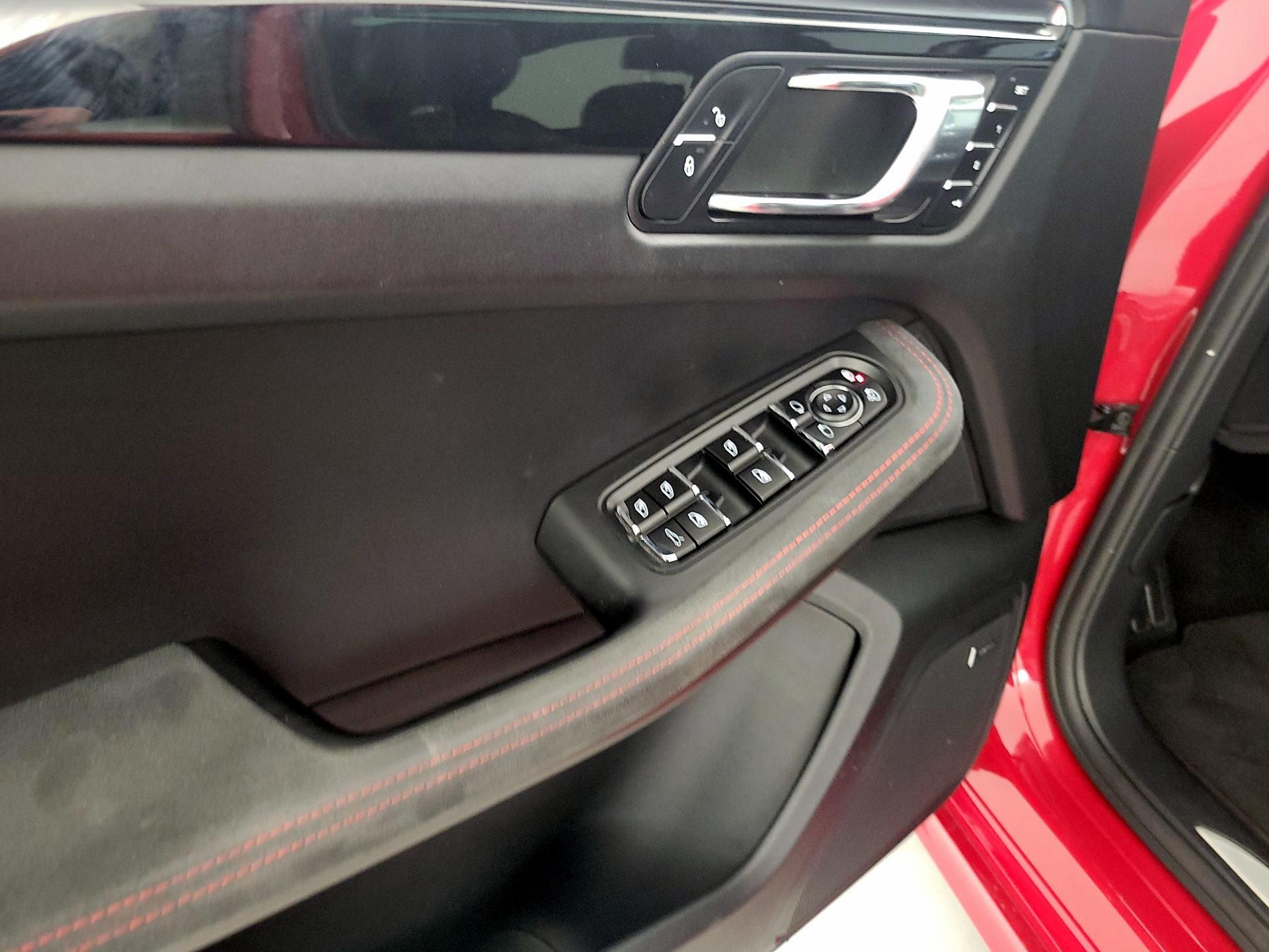 Thumbnail: 2017 Porsche Macan - 12