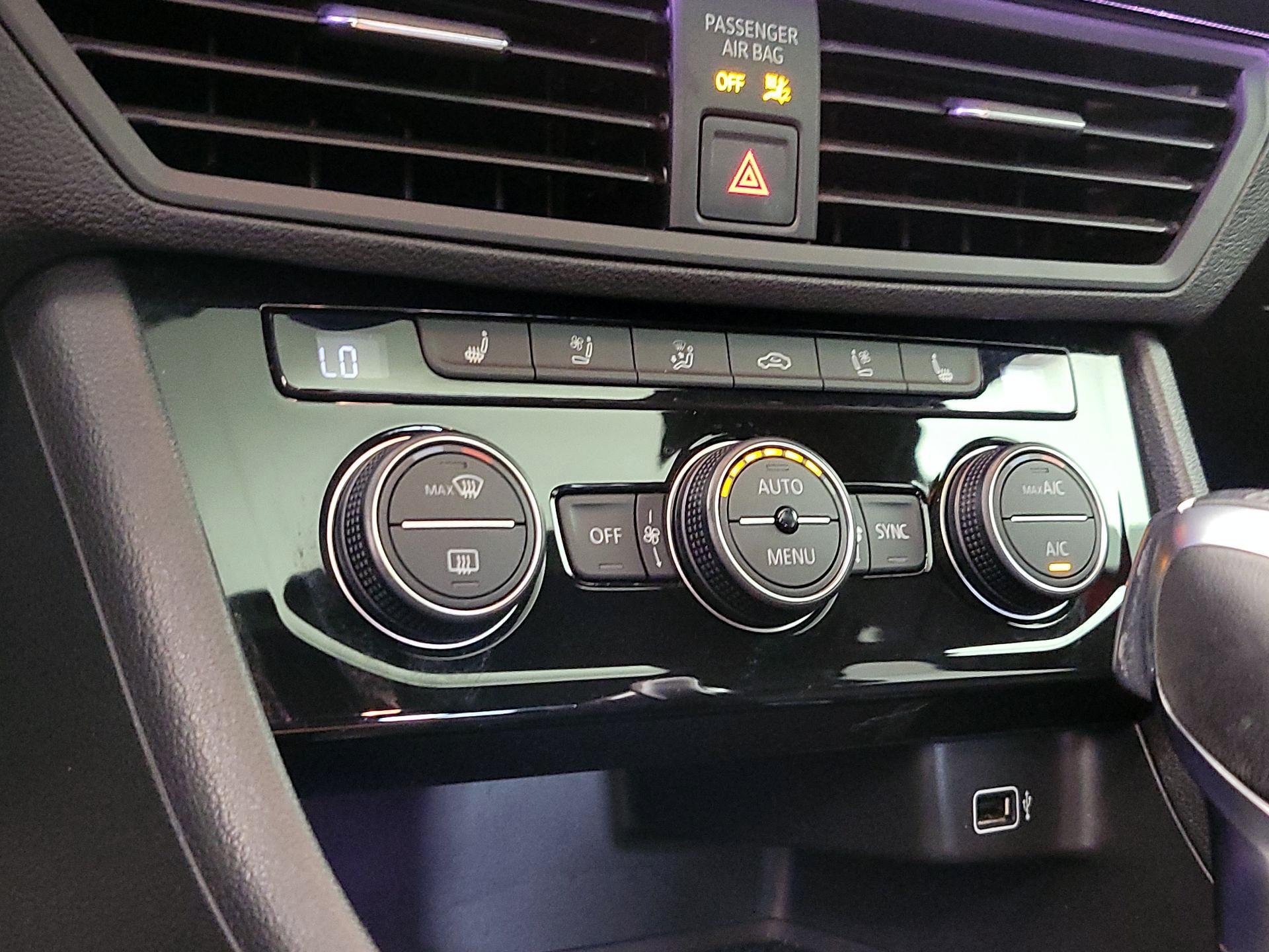Thumbnail: 2019 Volkswagen Jetta - 16