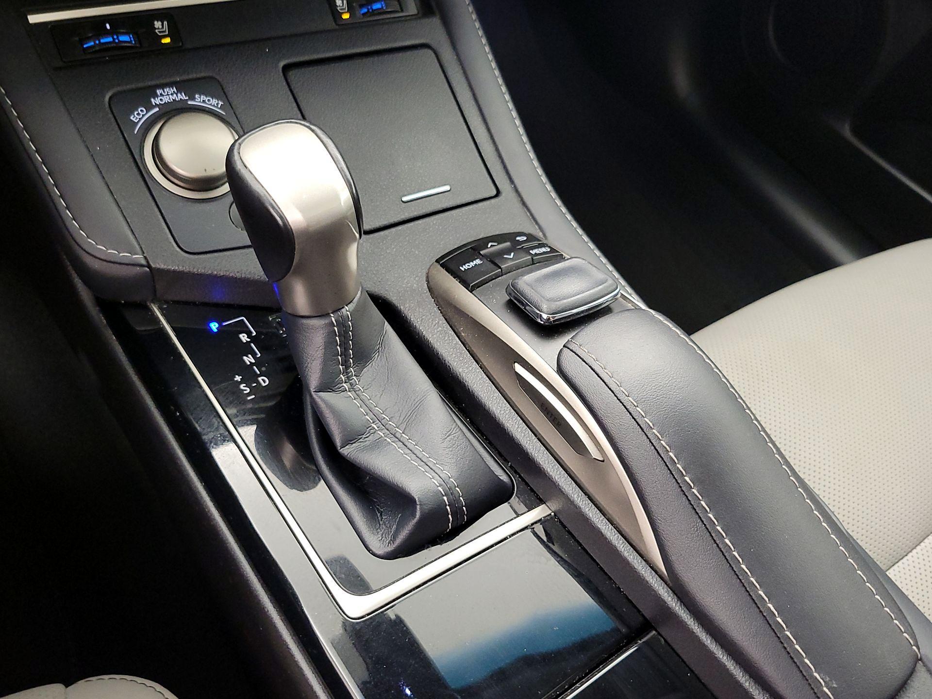 Thumbnail: 2018 Lexus ES - 17