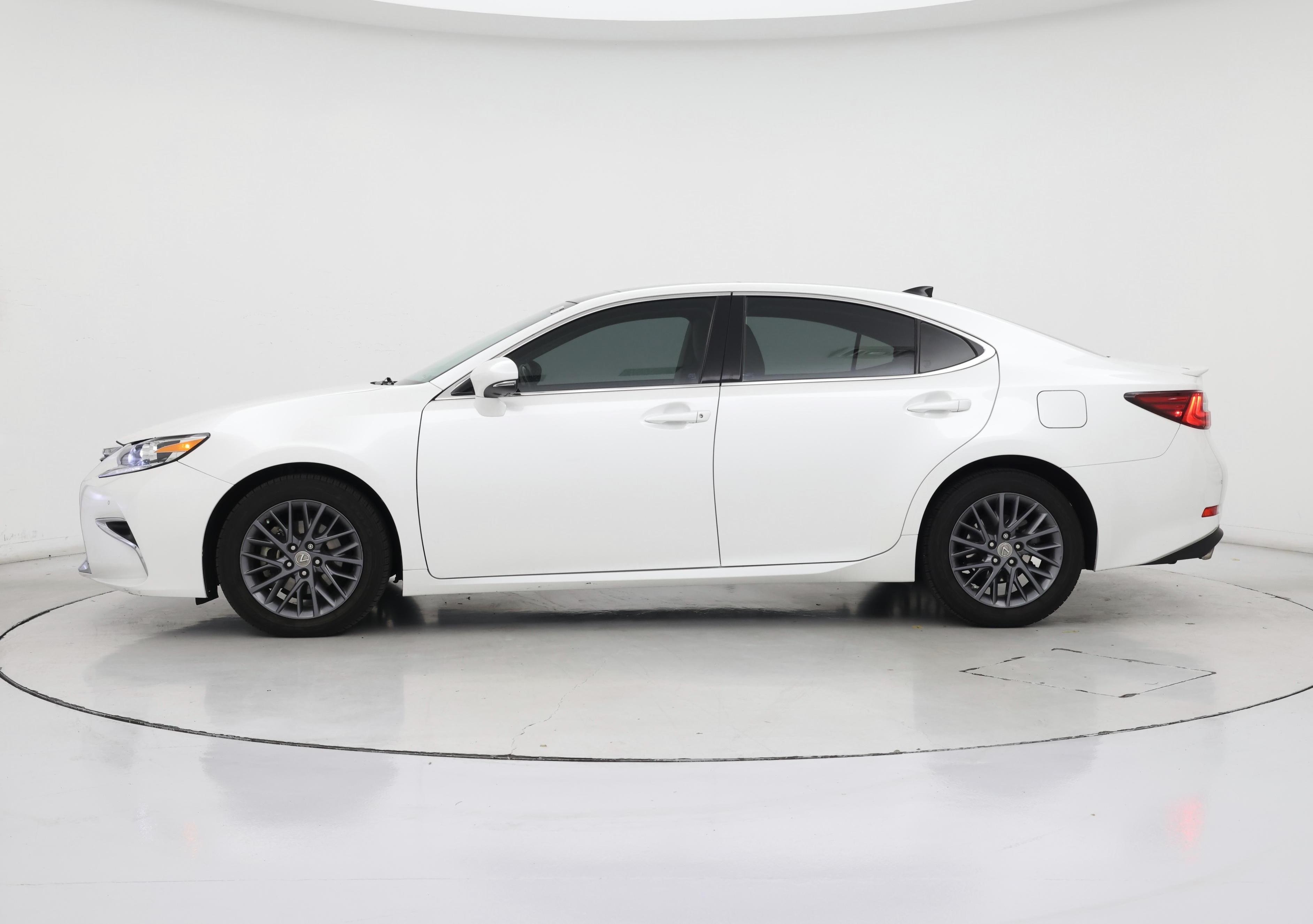 Thumbnail: 2018 Lexus ES - 3