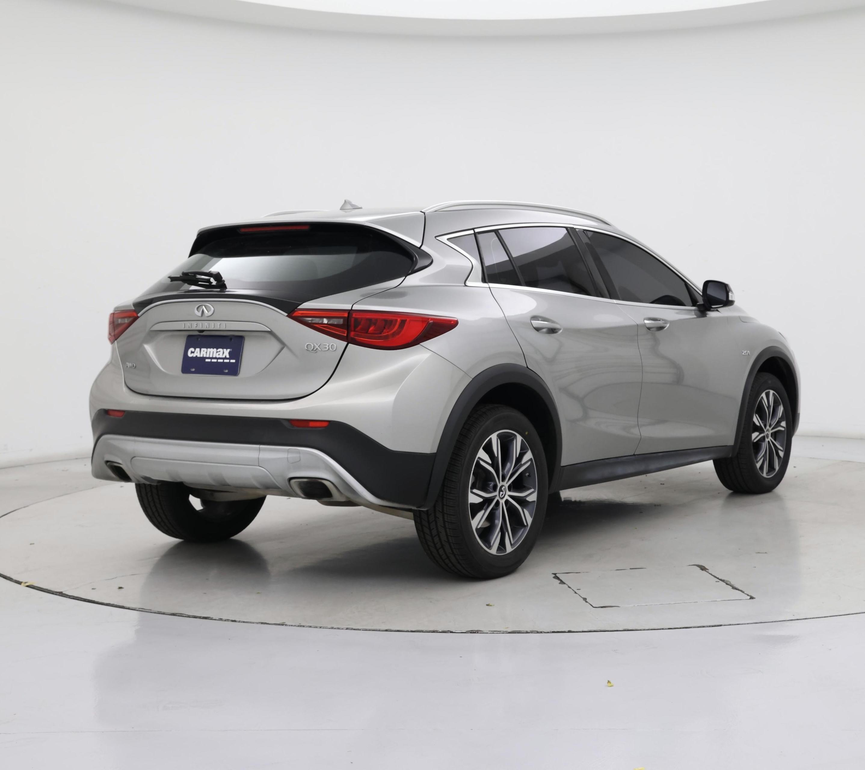 Thumbnail: 2017 INFINITI QX30 - 8