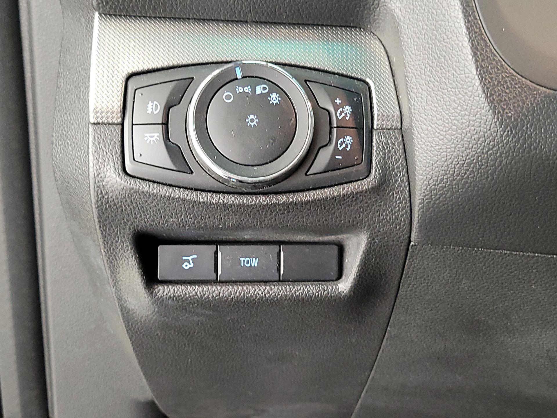 Thumbnail: 2015 Ford Explorer - 13