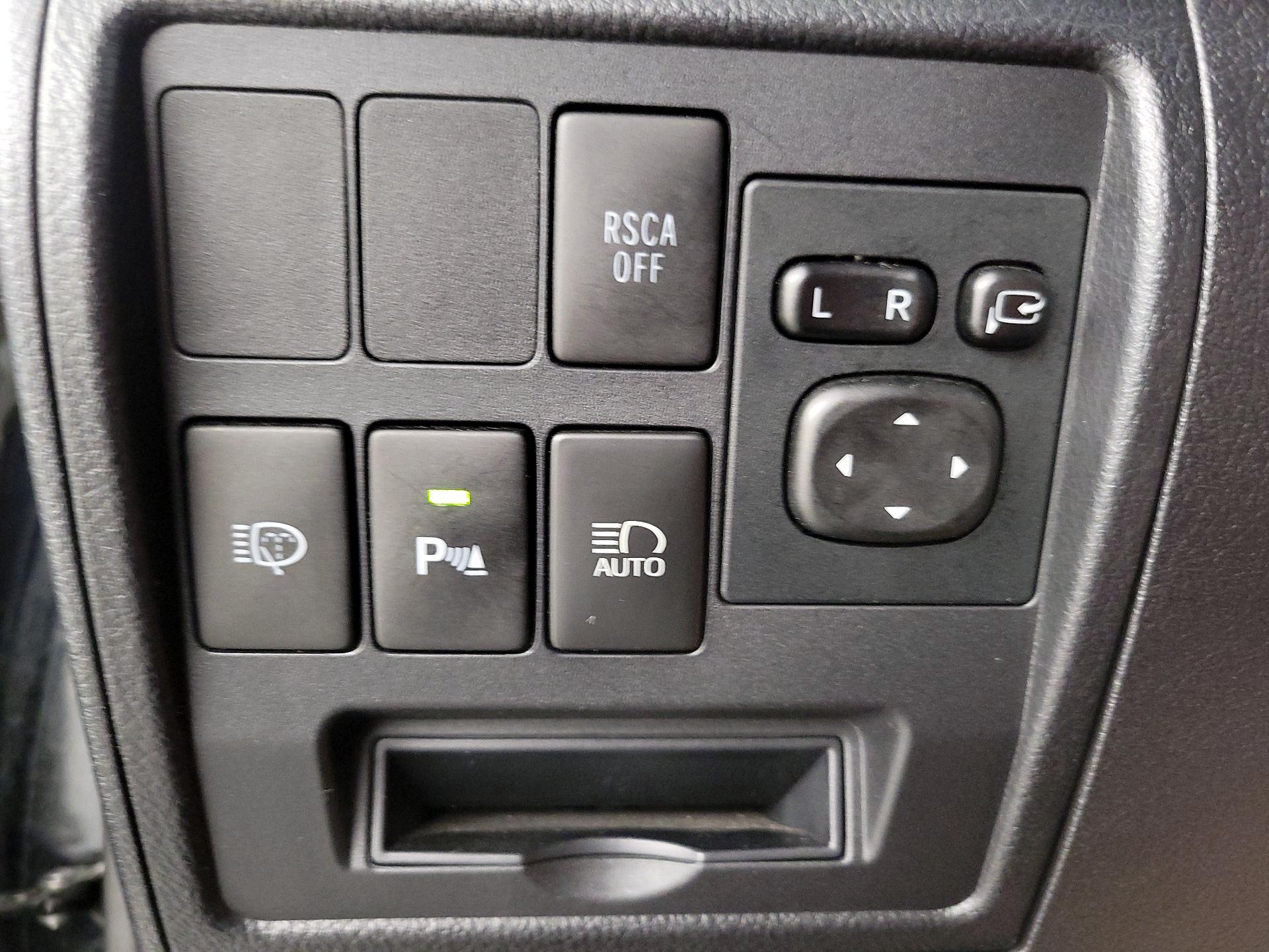 Thumbnail: 2016 Toyota Land Cruiser - 13