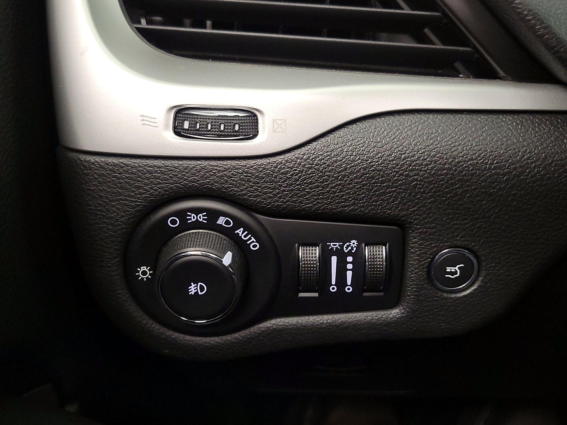Thumbnail: 2016 Jeep Cherokee - 13