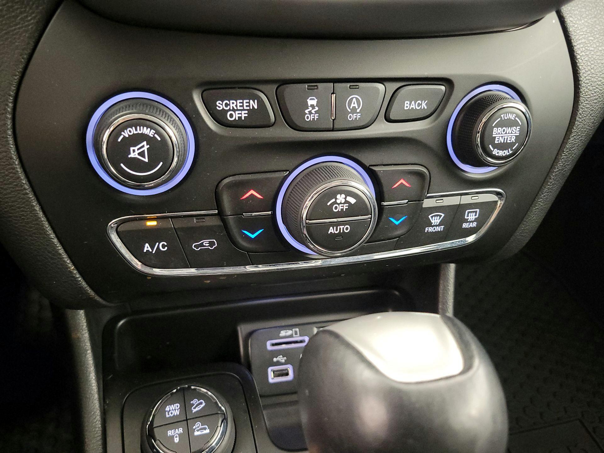 Thumbnail: 2016 Jeep Cherokee - 17