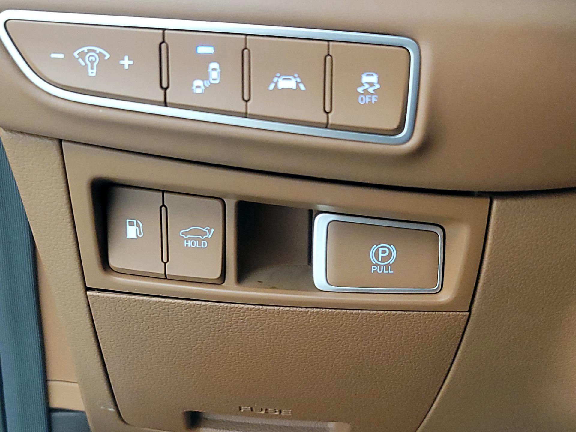 Thumbnail: 2021 Genesis G90 - 13