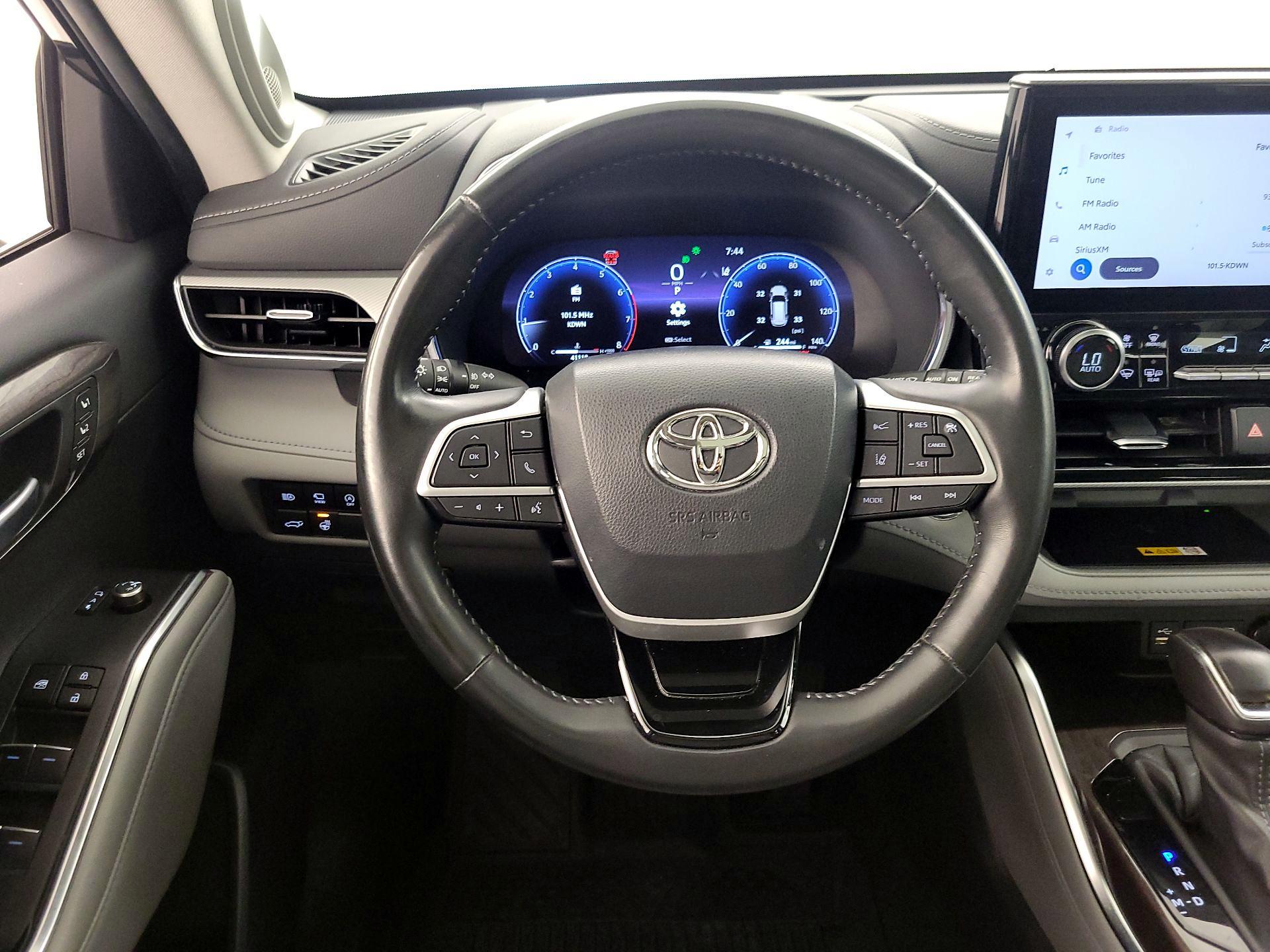 Thumbnail: 2023 Toyota Highlander - 10