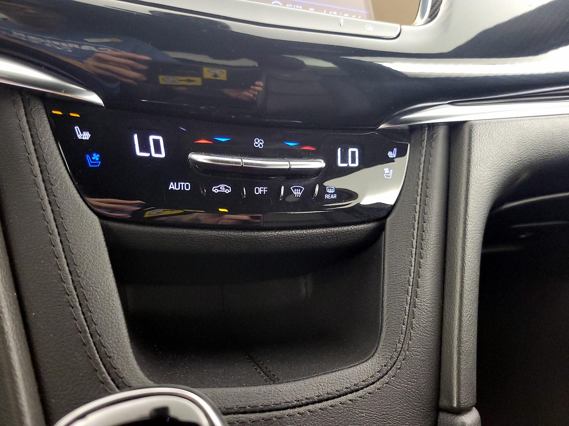 Thumbnail: 2023 Cadillac XT6 - 17