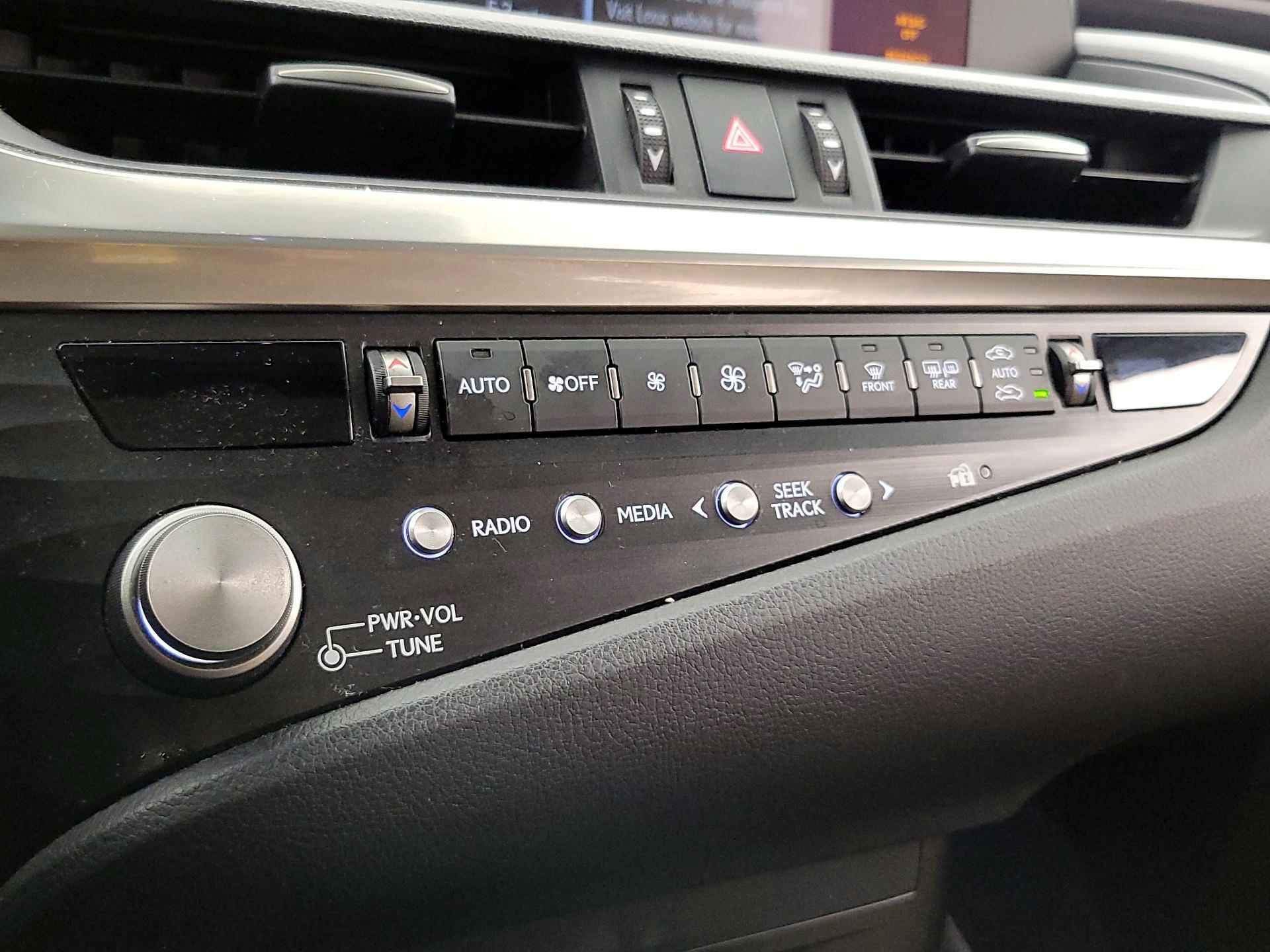 Thumbnail: 2021 Lexus ES - 16