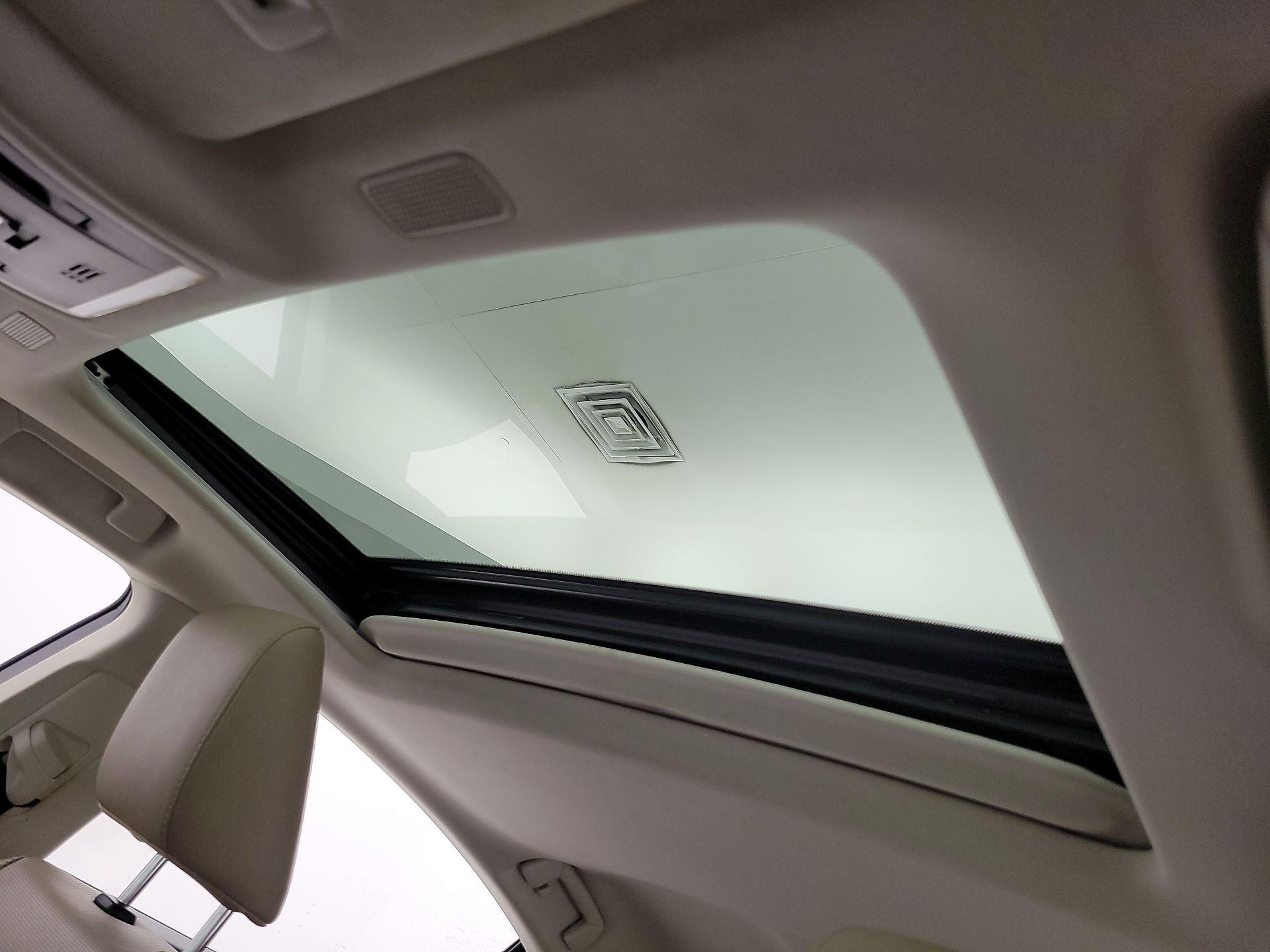 Thumbnail: 2021 Lexus ES - 19