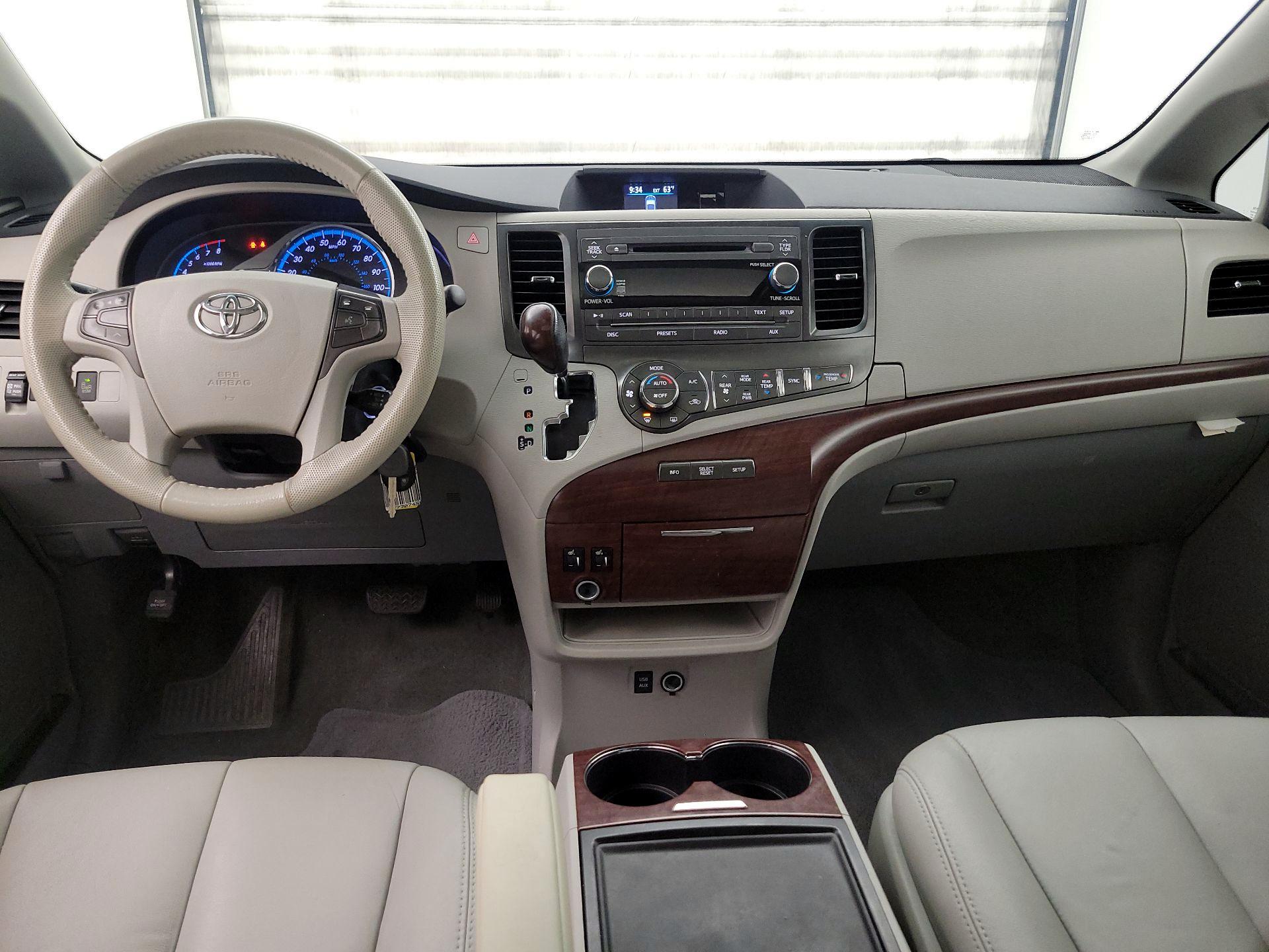 Thumbnail: 2014 Toyota Sienna - 9