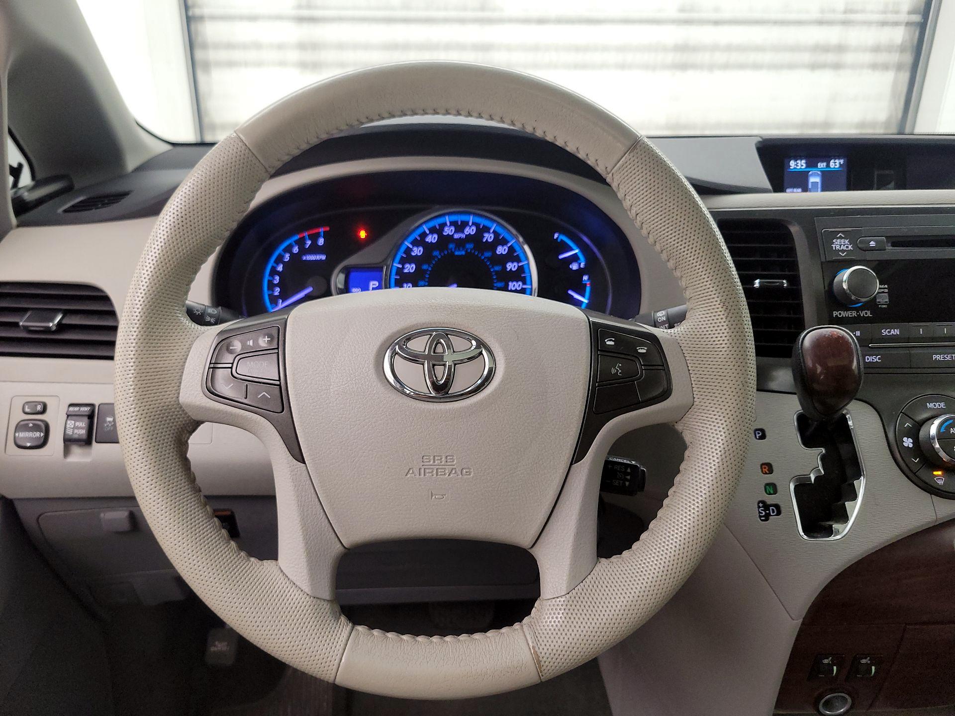 Thumbnail: 2014 Toyota Sienna - 10