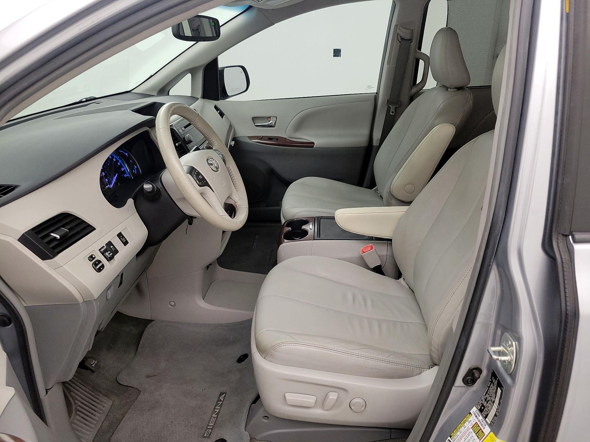 Thumbnail: 2014 Toyota Sienna - 11