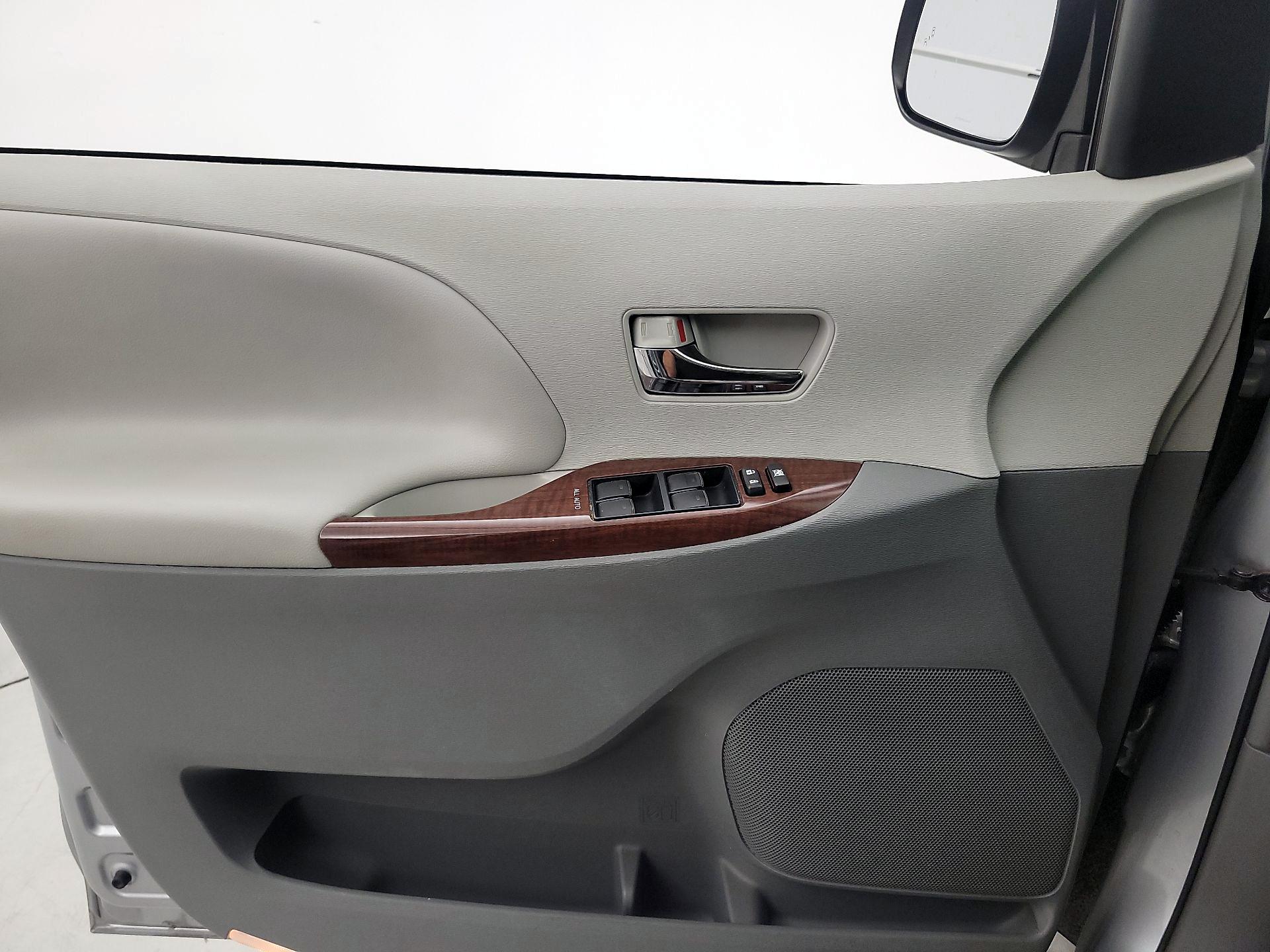 Thumbnail: 2014 Toyota Sienna - 12