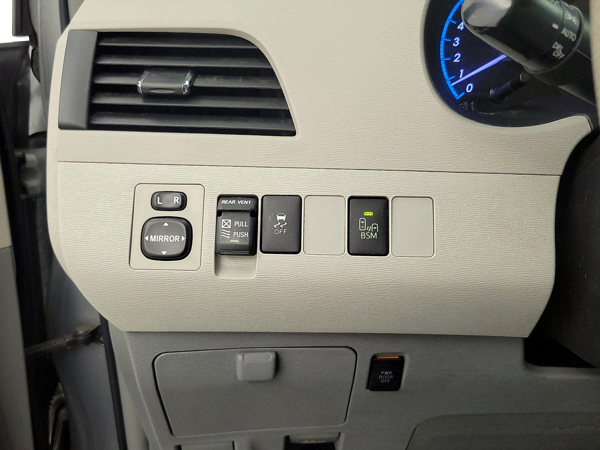 Thumbnail: 2014 Toyota Sienna - 13