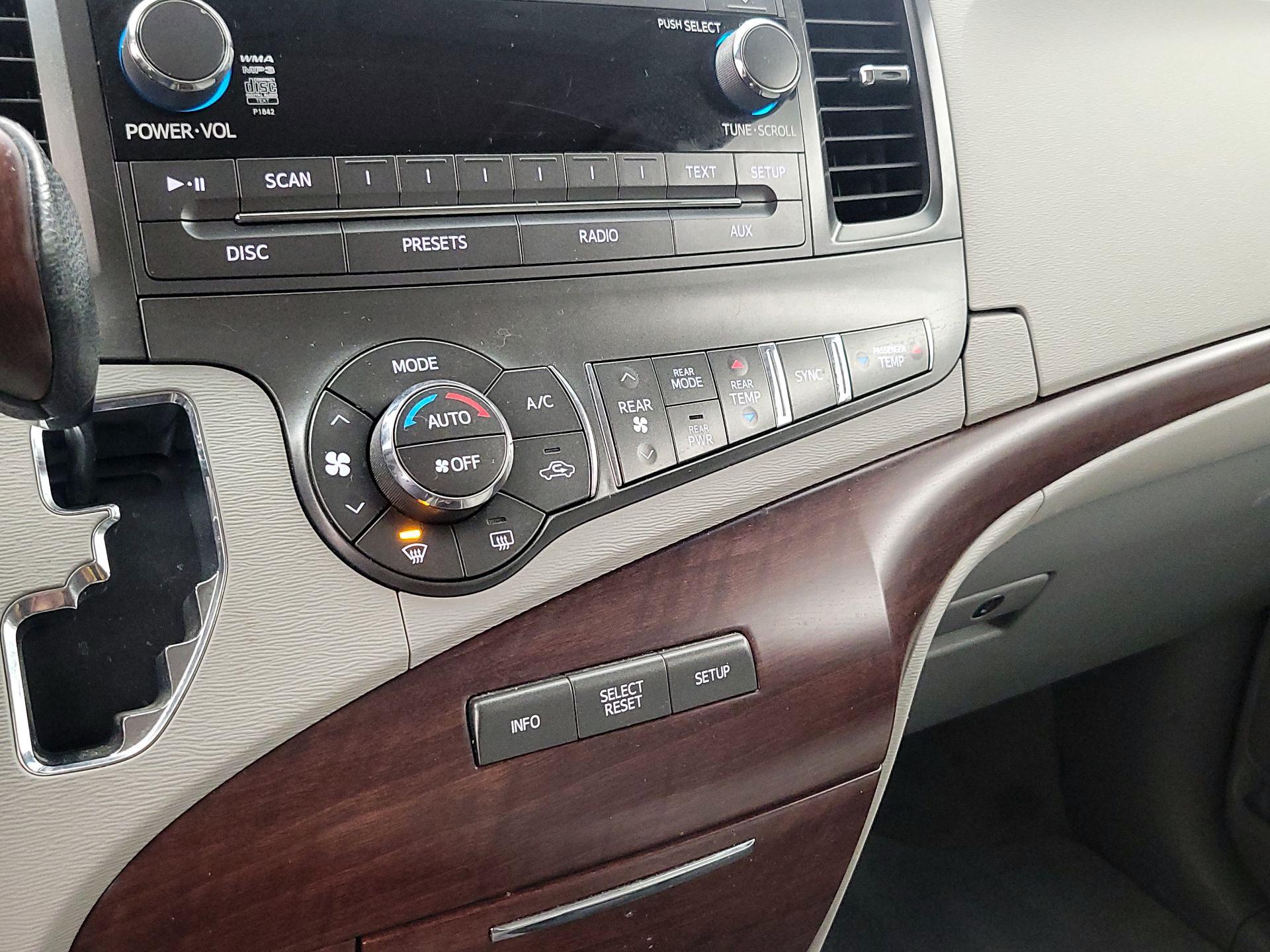 Thumbnail: 2014 Toyota Sienna - 15