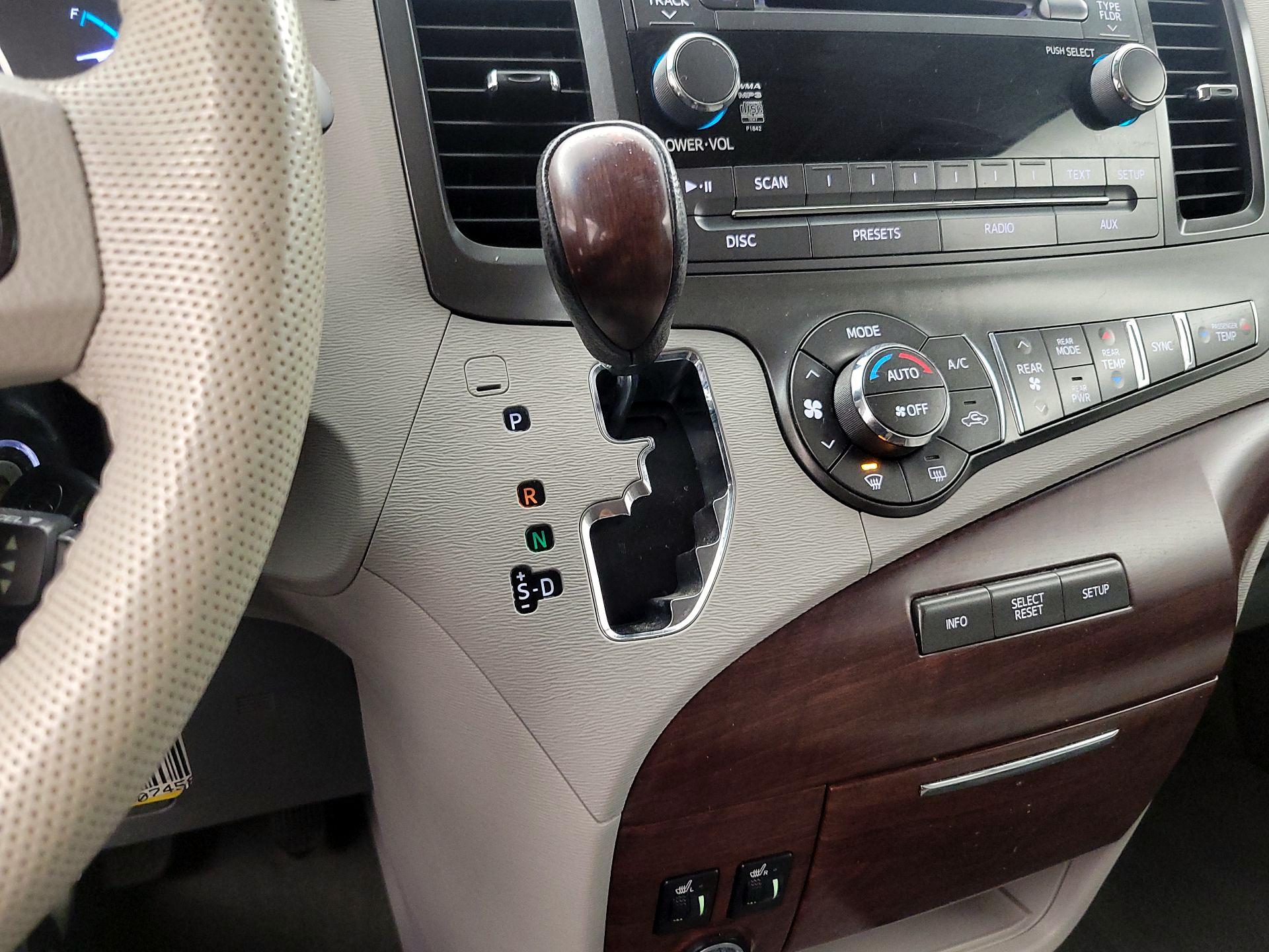 Thumbnail: 2014 Toyota Sienna - 16