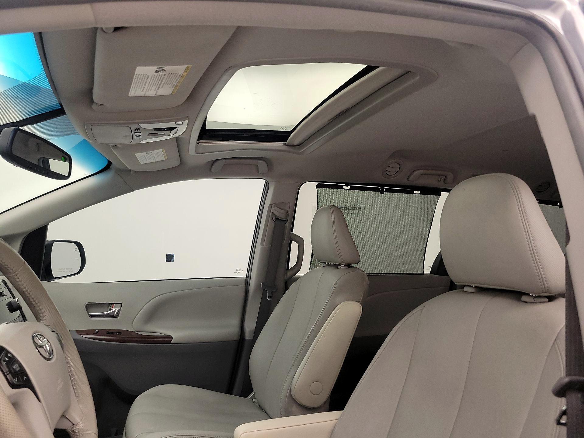 Thumbnail: 2014 Toyota Sienna - 18
