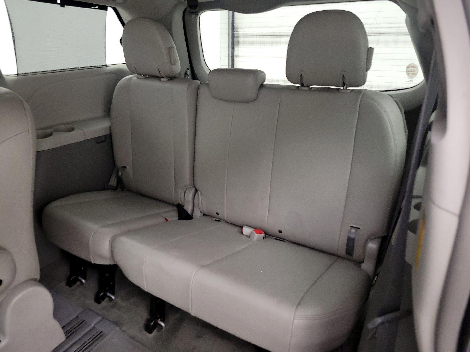 Thumbnail: 2014 Toyota Sienna - 20