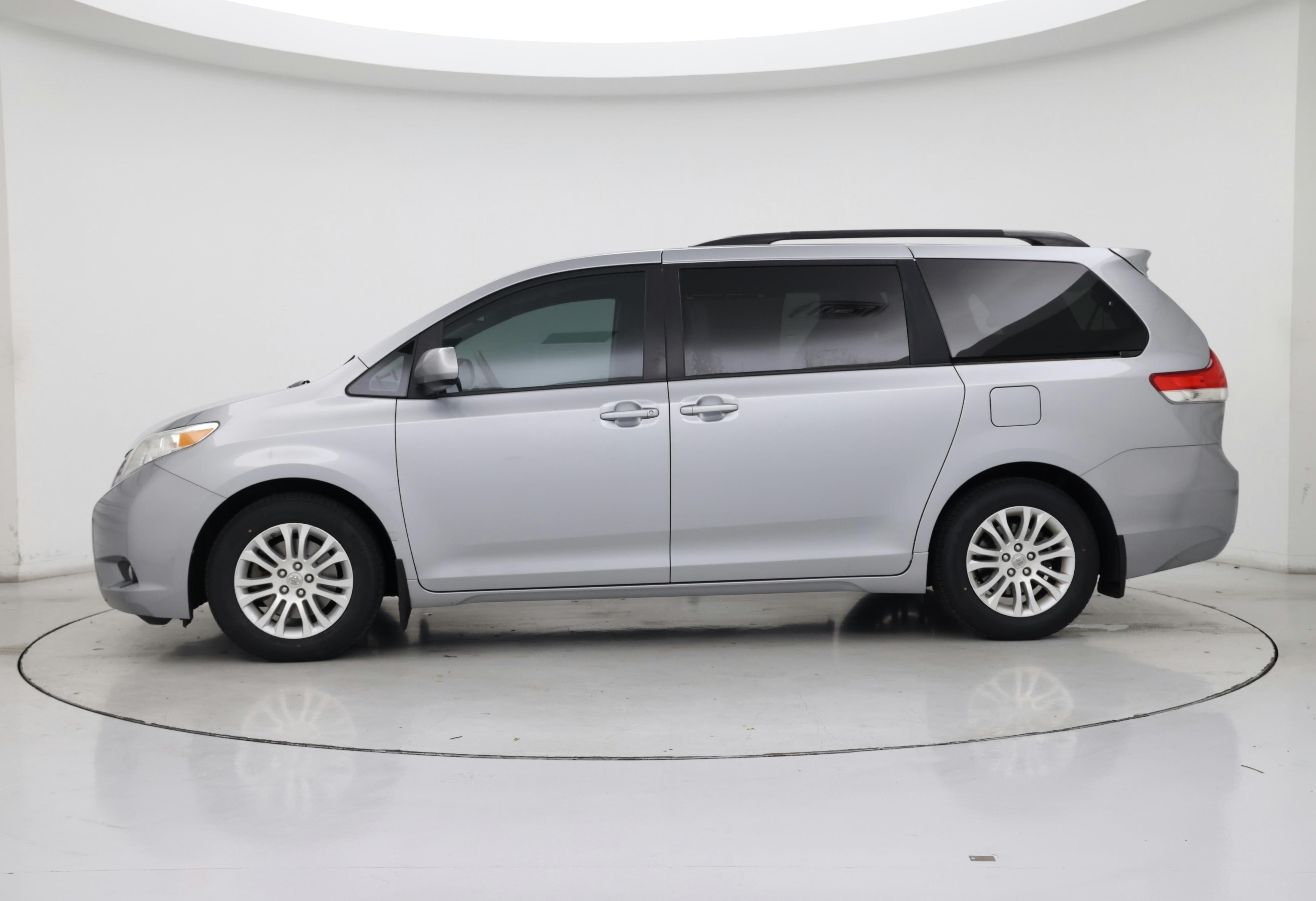 Thumbnail: 2014 Toyota Sienna - 3
