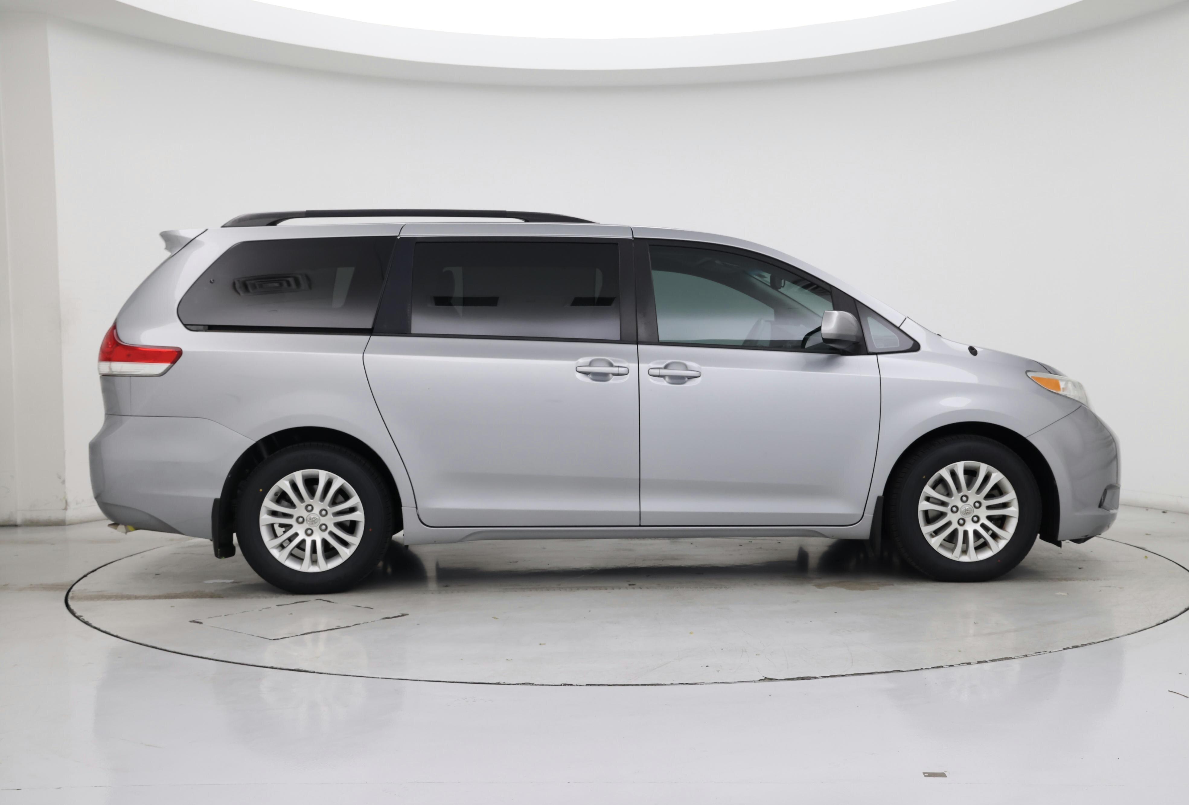 Thumbnail: 2014 Toyota Sienna - 7