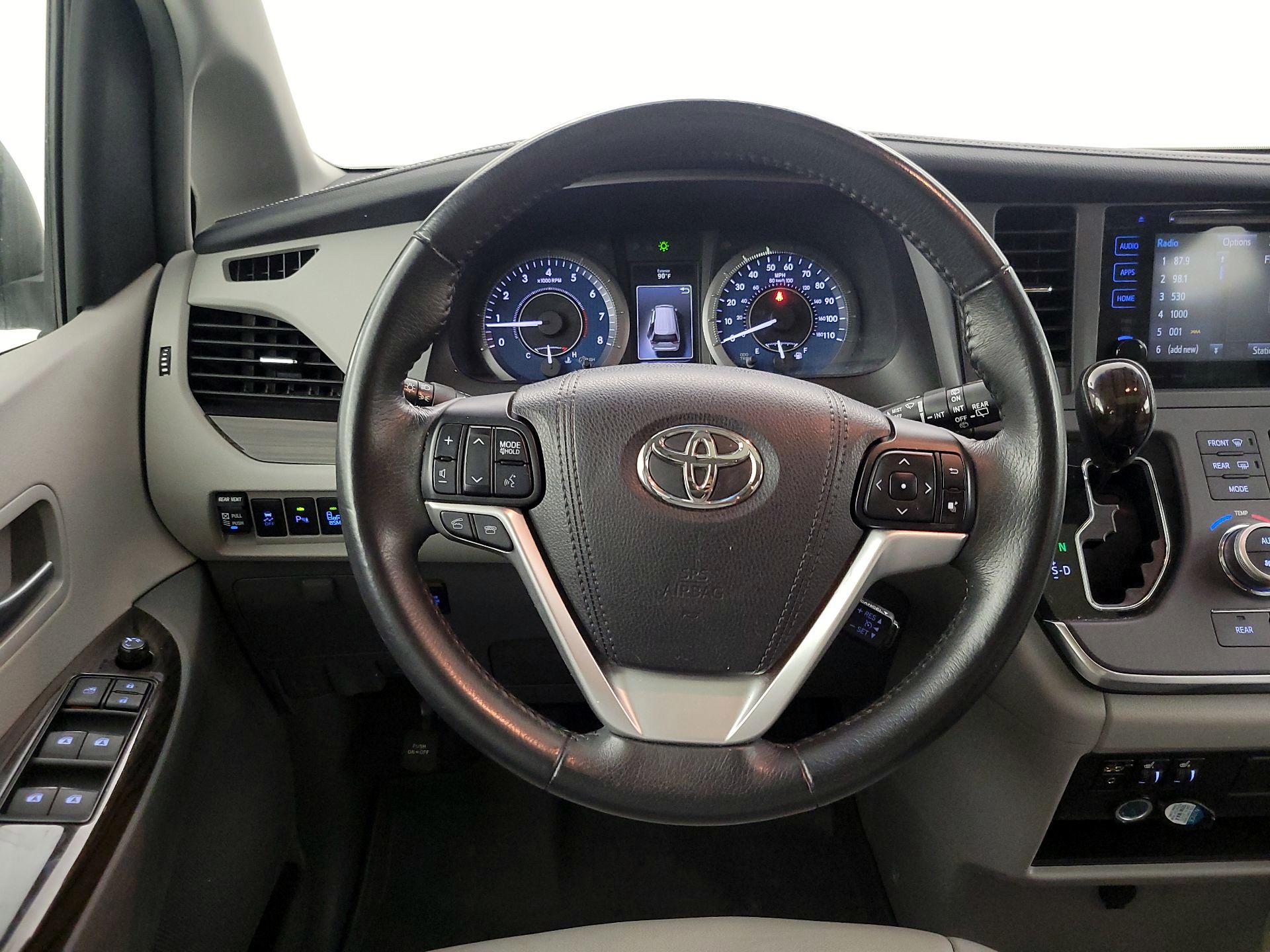 Thumbnail: 2016 Toyota Sienna - 10