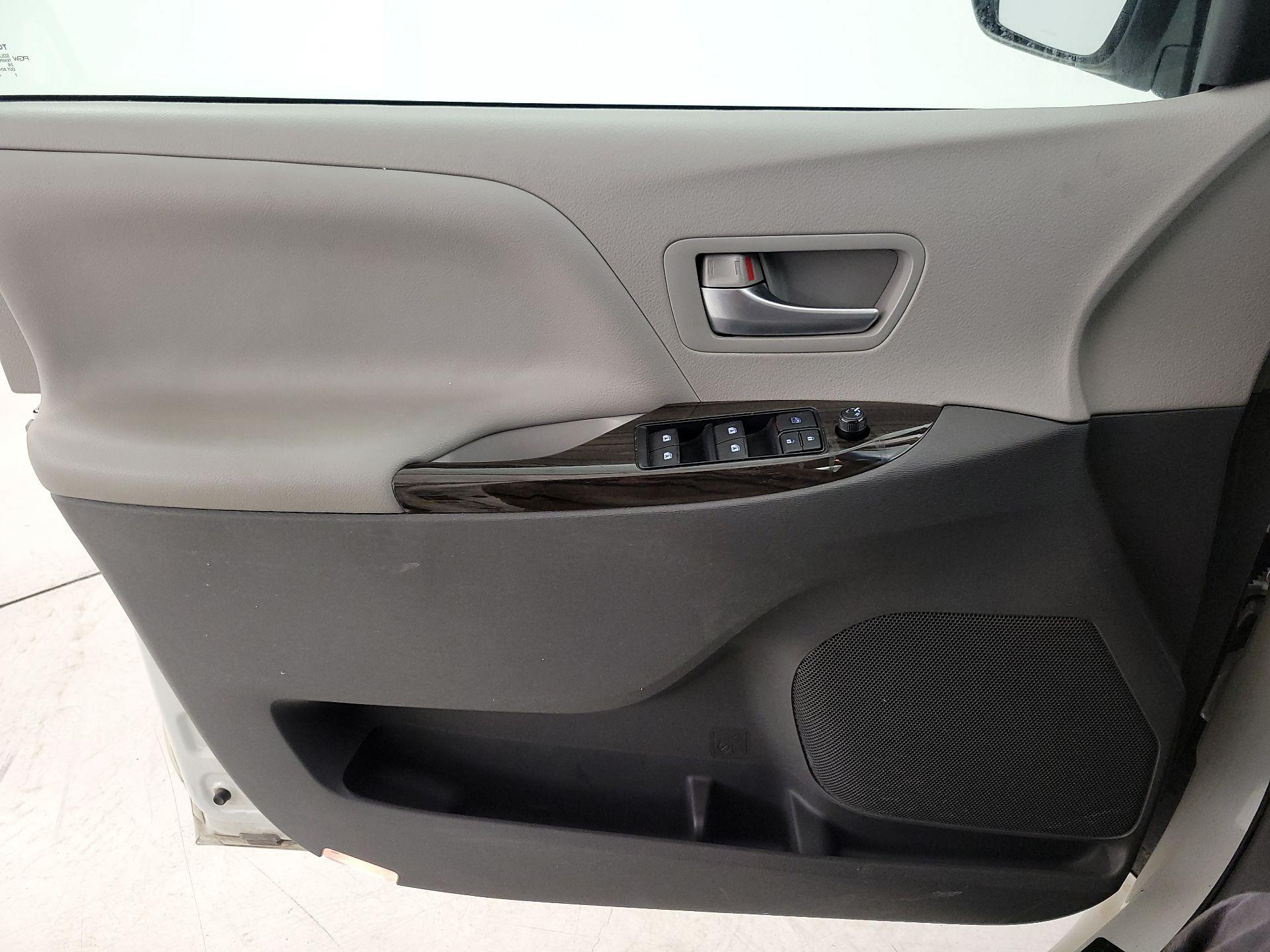 Thumbnail: 2016 Toyota Sienna - 12