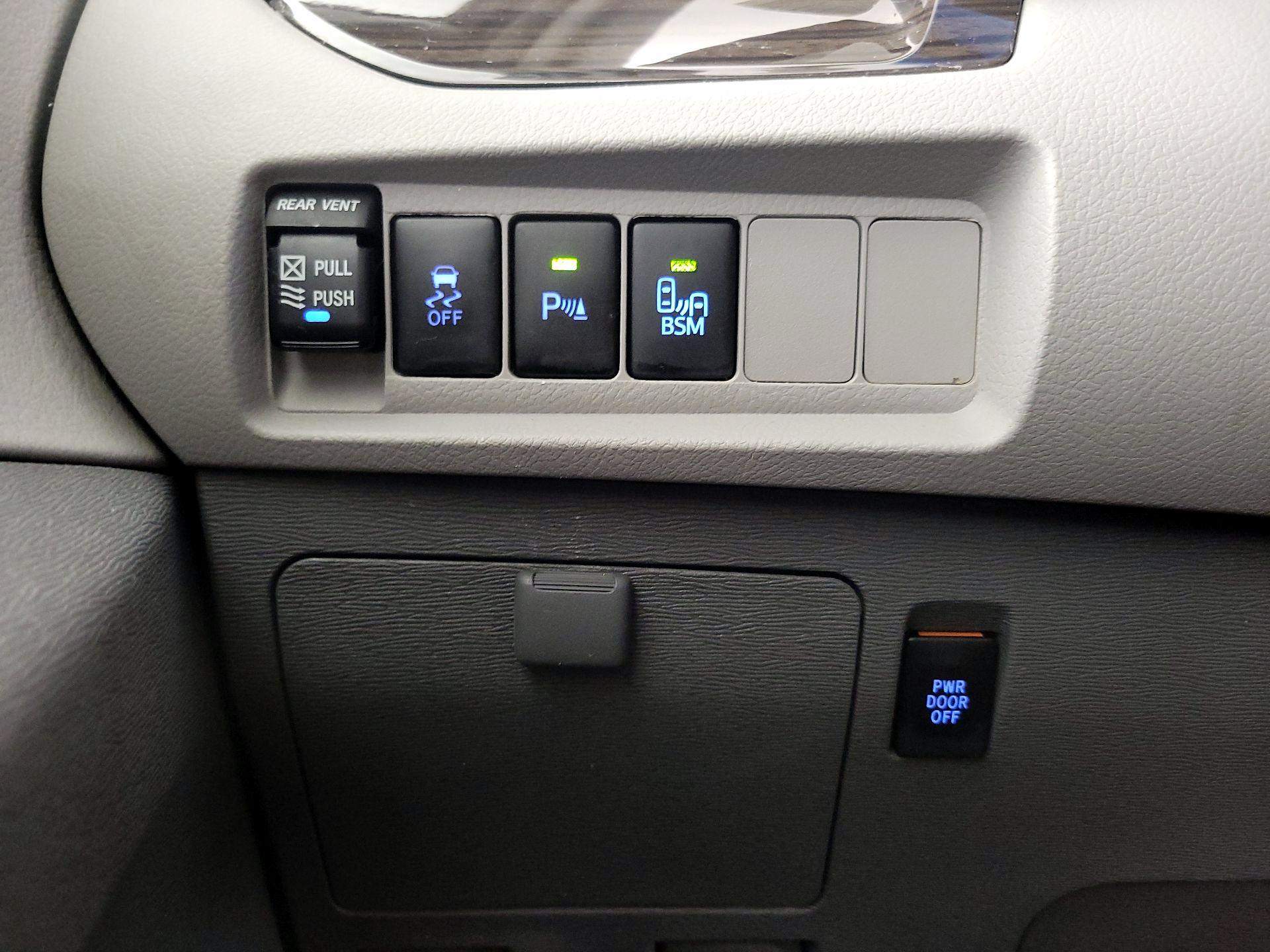 Thumbnail: 2016 Toyota Sienna - 13