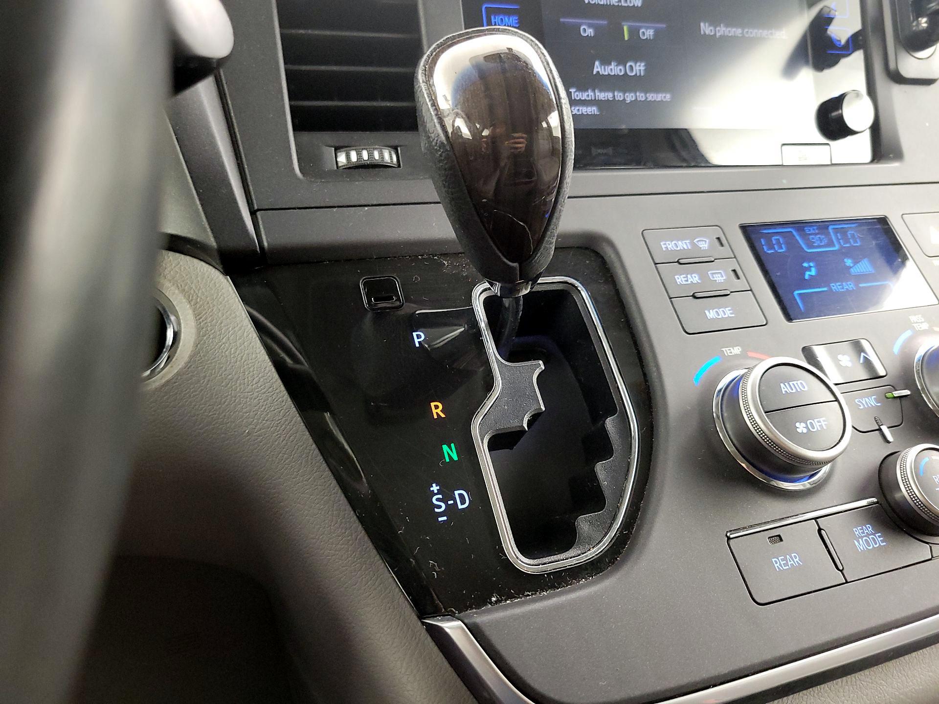 Thumbnail: 2016 Toyota Sienna - 17