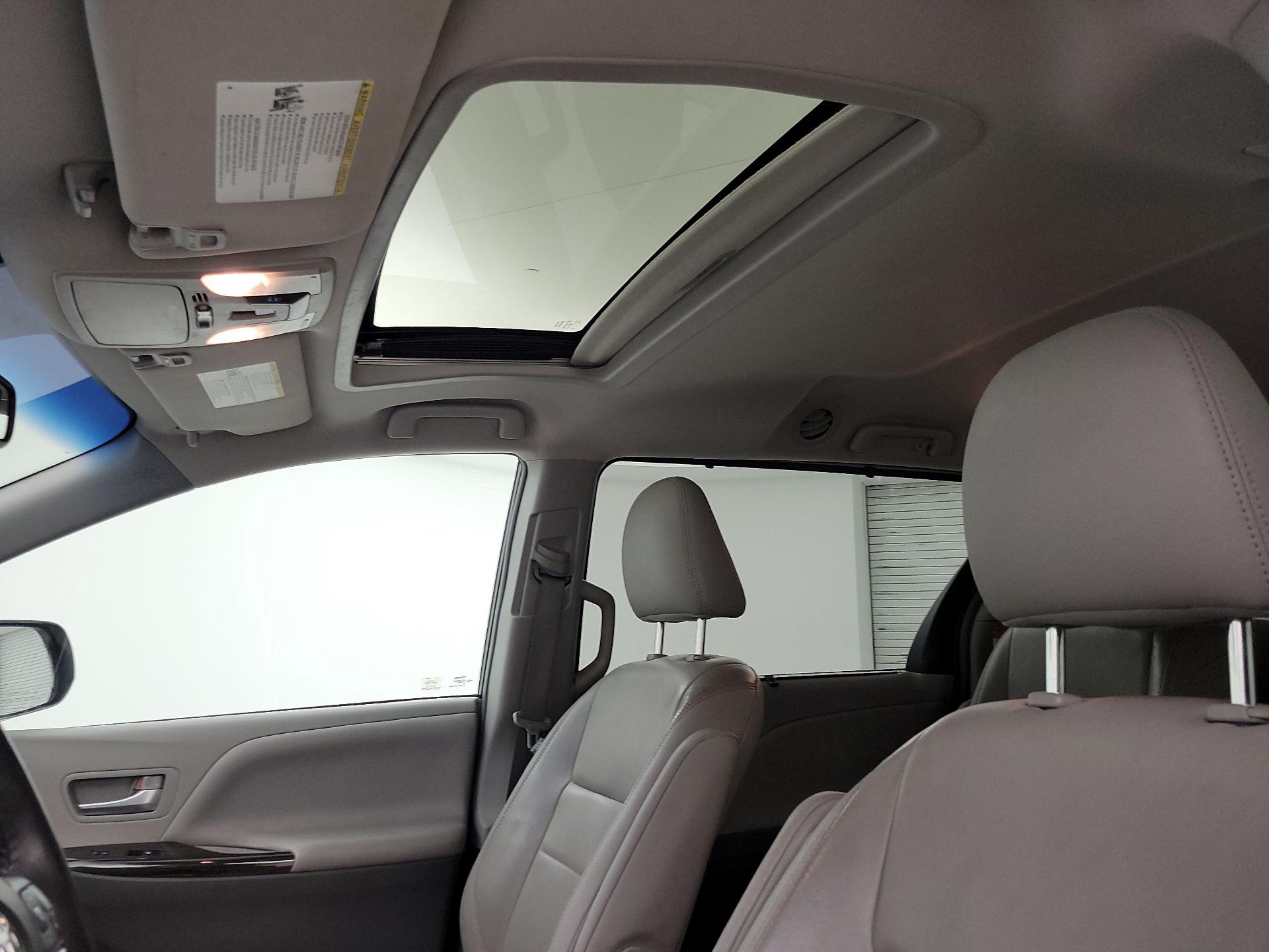 Thumbnail: 2016 Toyota Sienna - 19