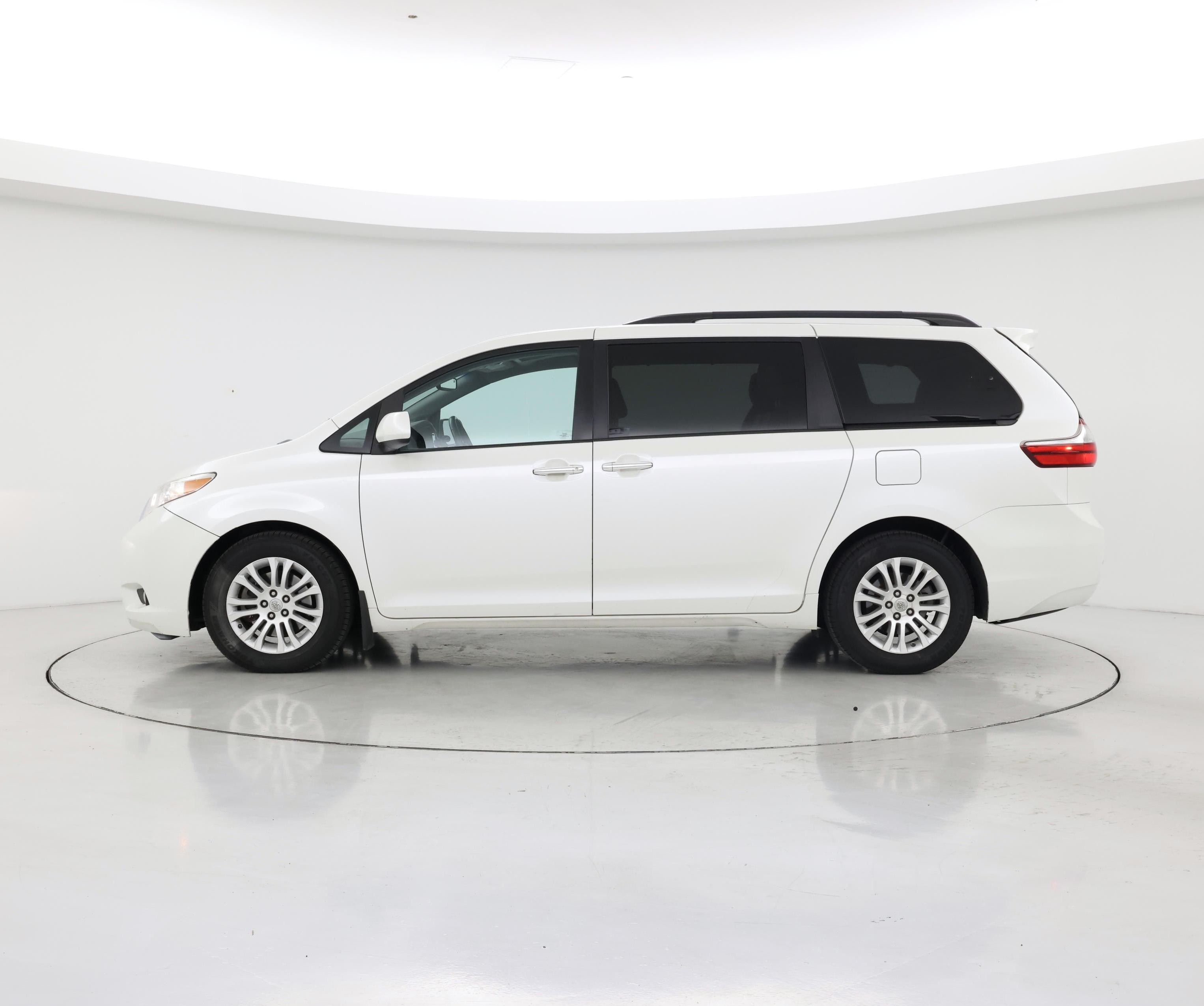 Thumbnail: 2016 Toyota Sienna - 3