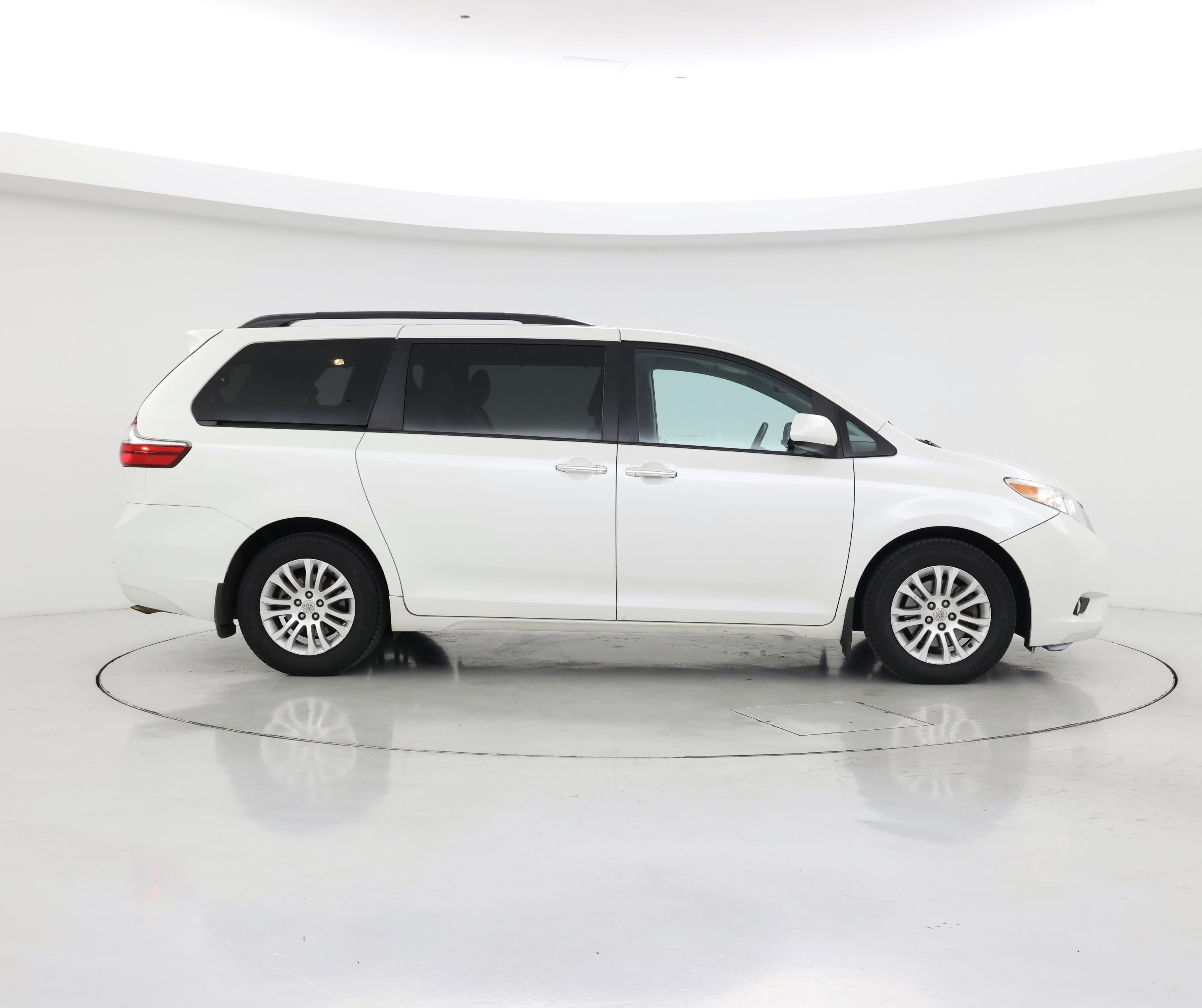 Thumbnail: 2016 Toyota Sienna - 7