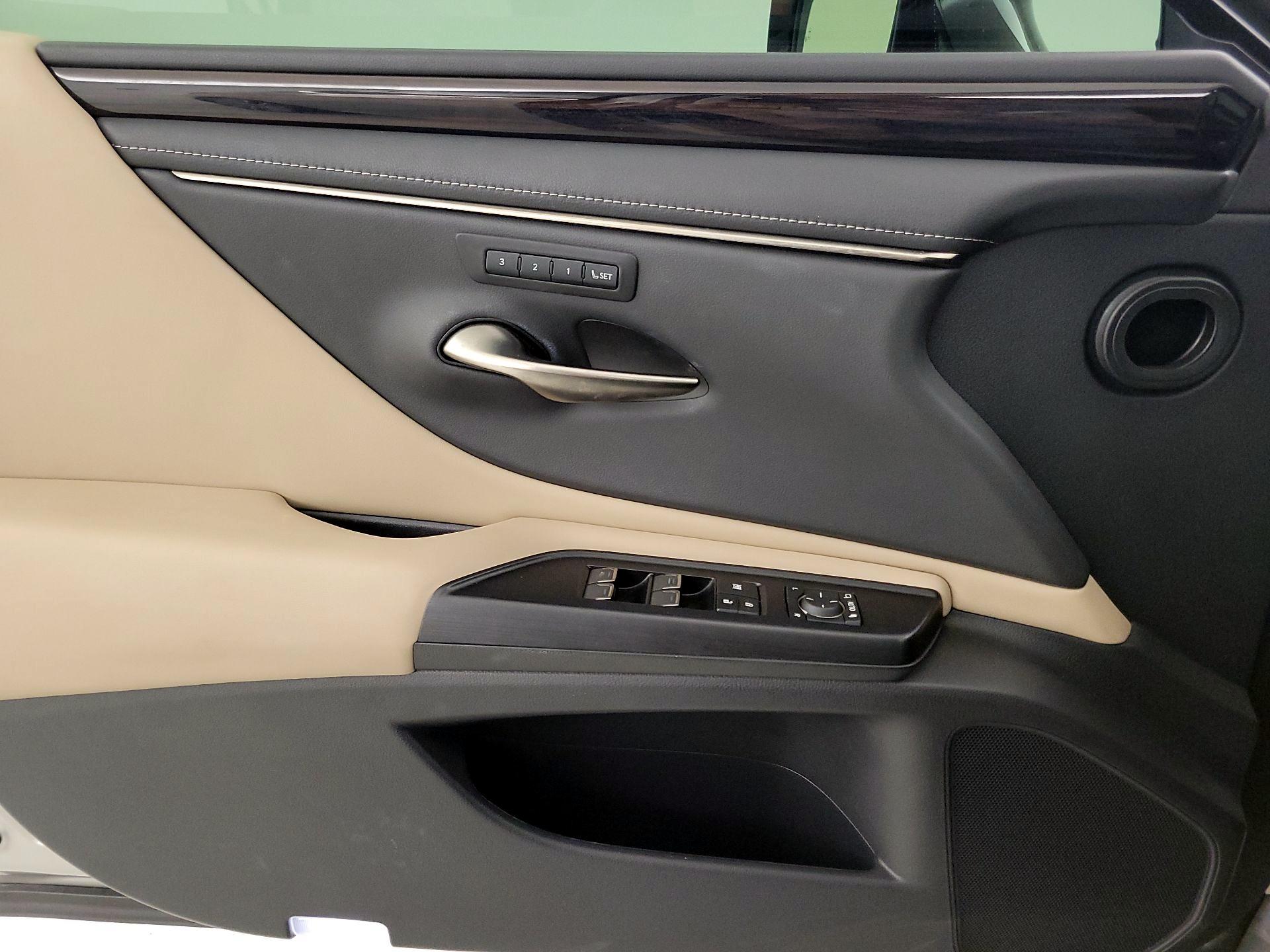 Thumbnail: 2021 Lexus ES - 12
