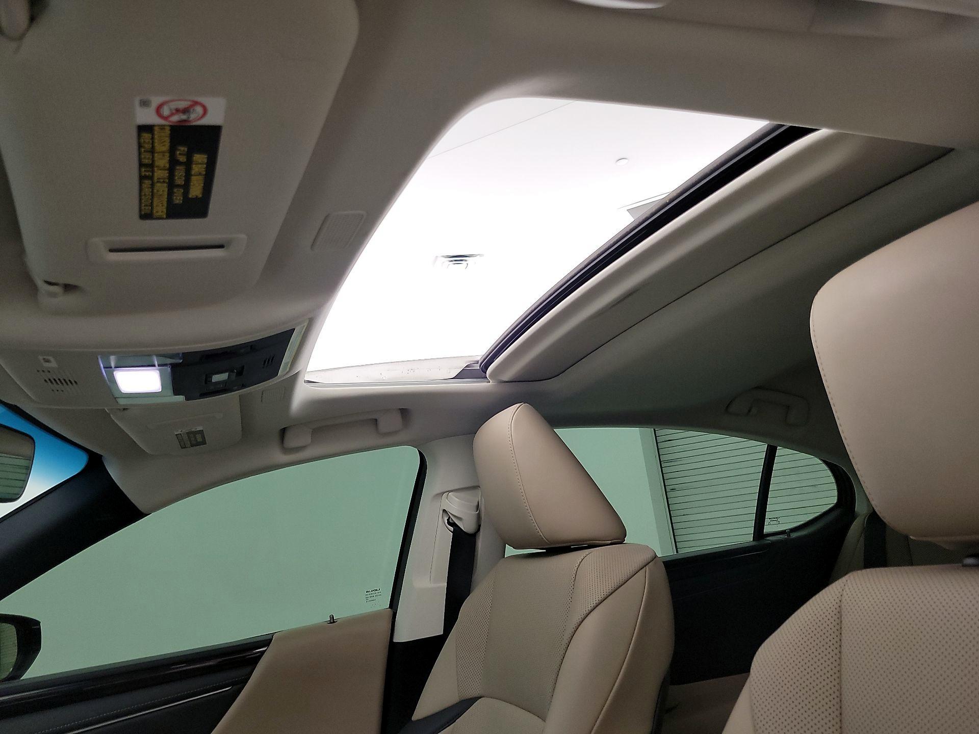 Thumbnail: 2021 Lexus ES - 19