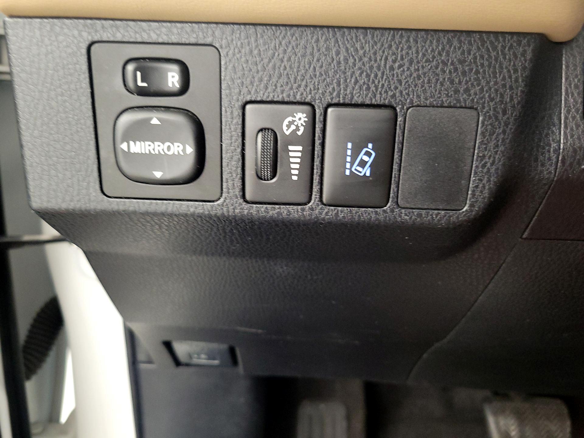 Thumbnail: 2016 Toyota RAV4 - 13