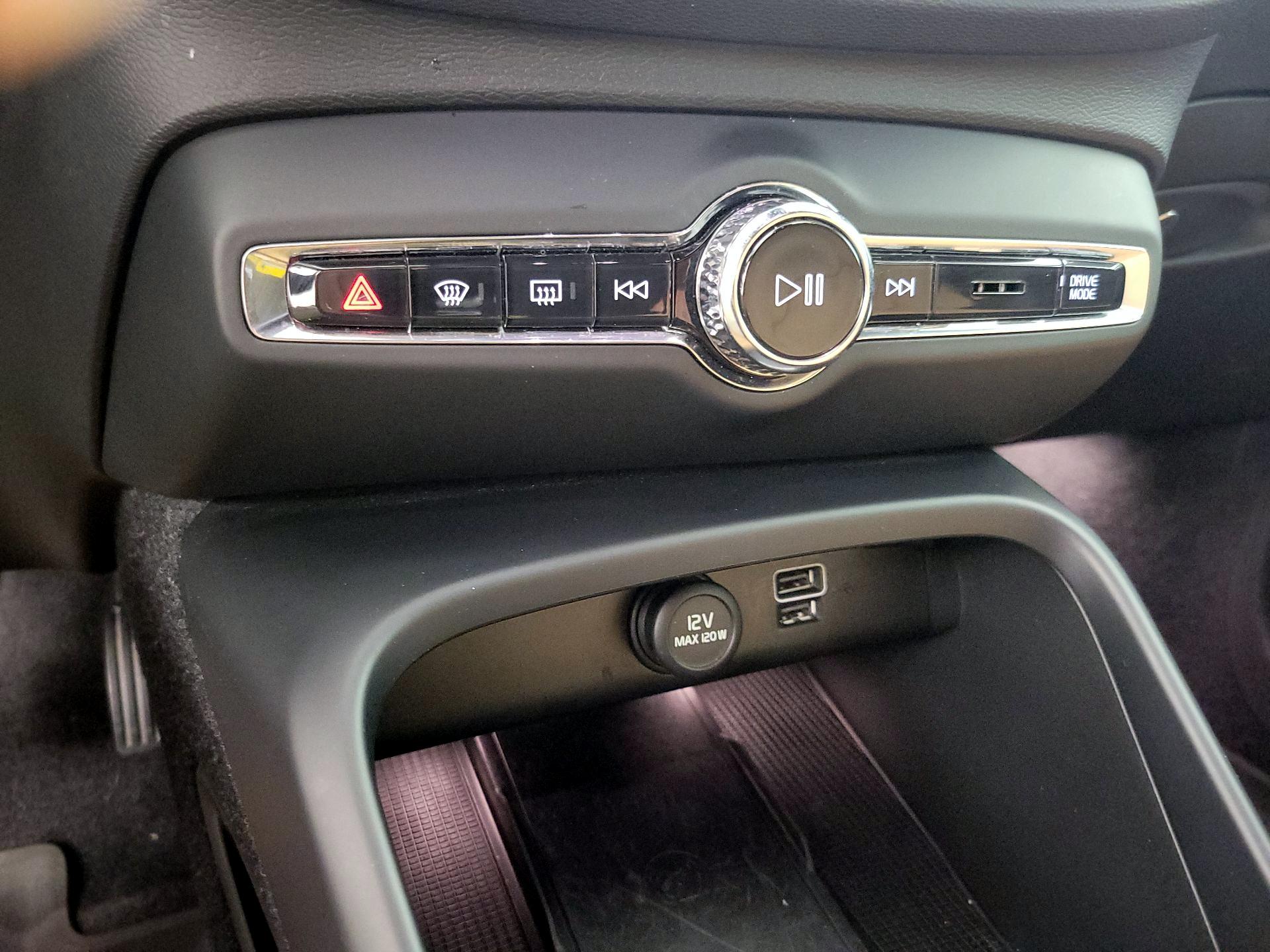 Thumbnail: 2019 Volvo XC40 - 17