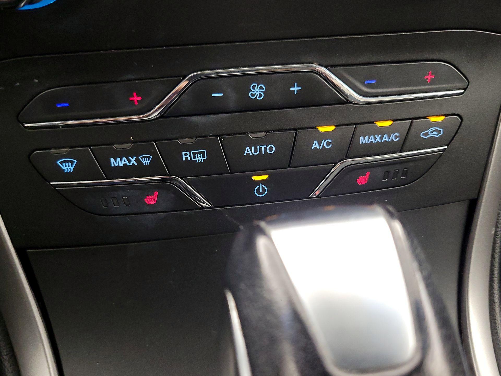Thumbnail: 2016 Ford Edge - 17