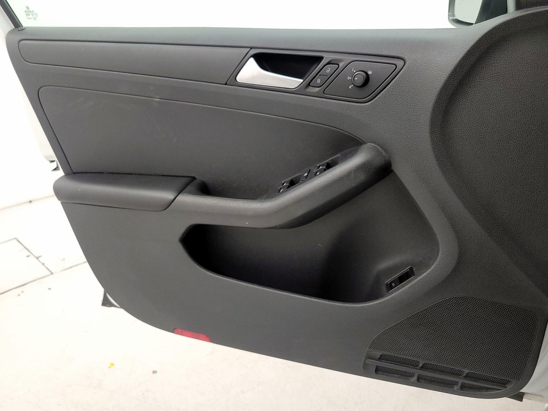 Thumbnail: 2016 Volkswagen Jetta - 12
