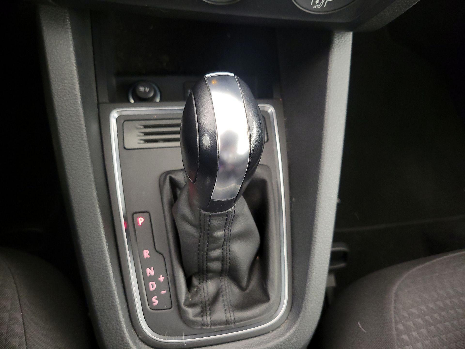 Thumbnail: 2016 Volkswagen Jetta - 16